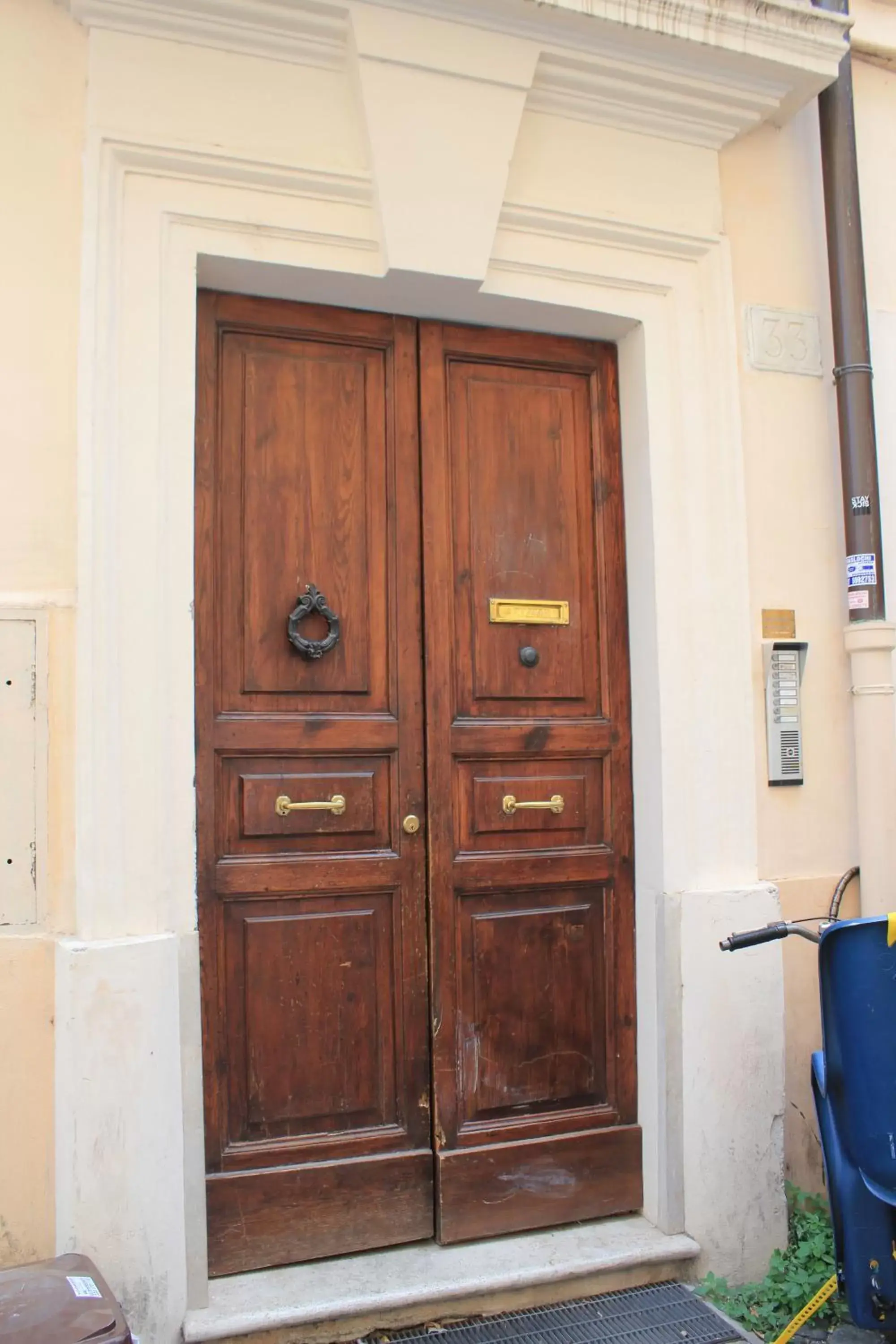 Facade/entrance in B&B Ventisei Scalini A Trastevere Facade/entrance in B&B Ventisei Scalini A Trastevere