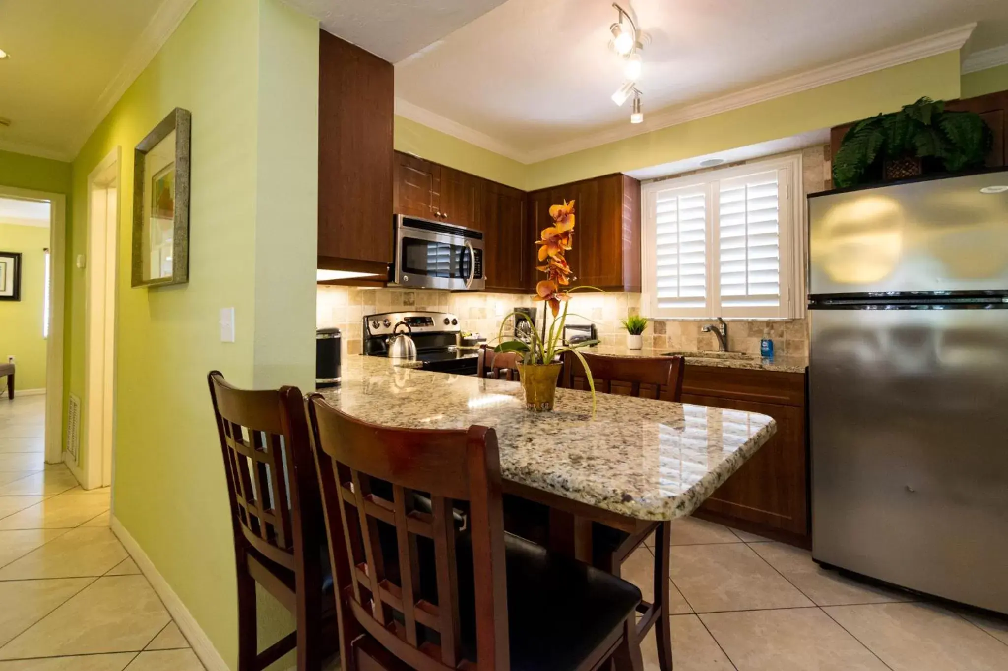 Kitchen or kitchenette, Dining Area in Tropical Beach Resorts - Sarasota