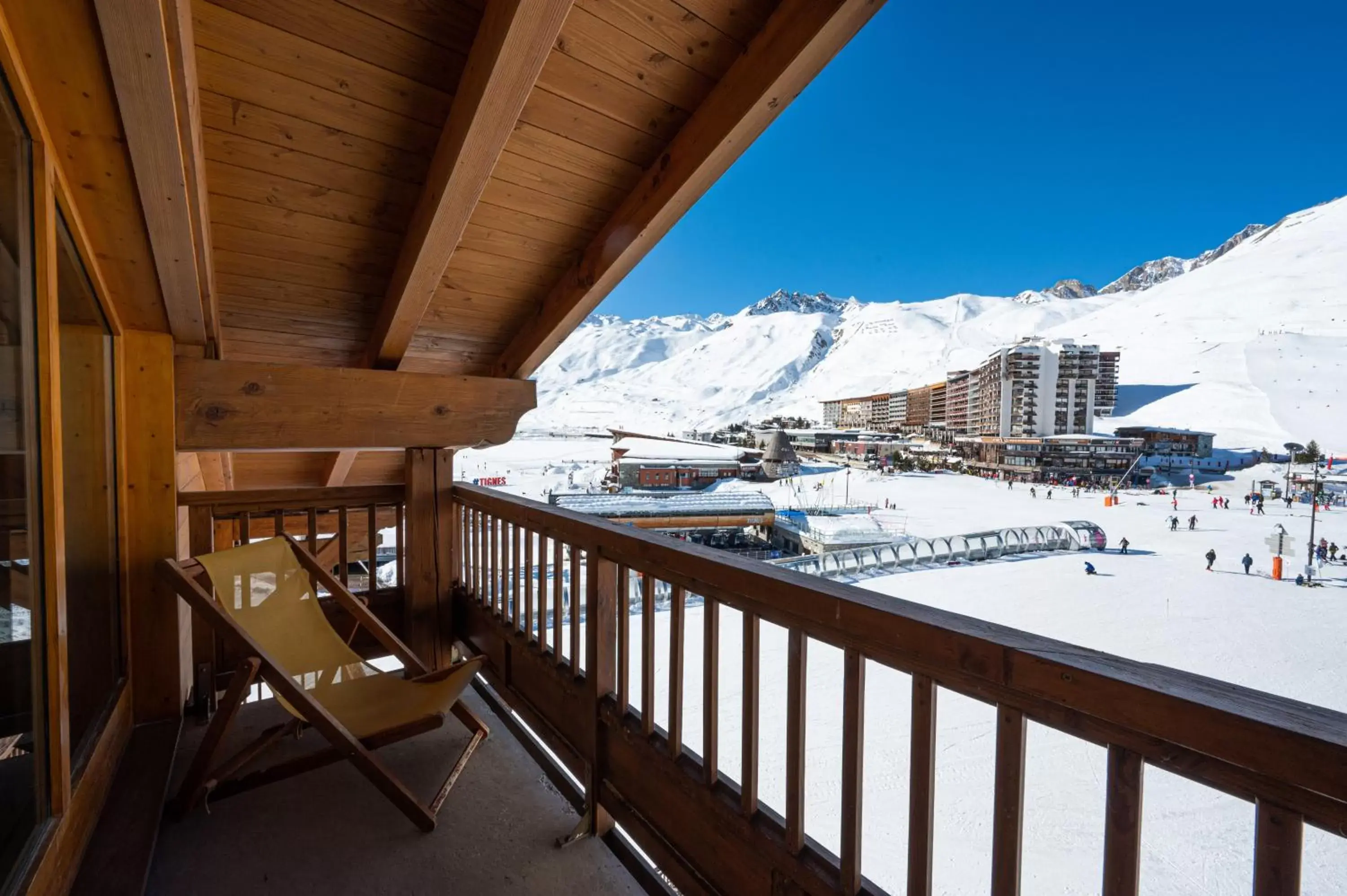 Skiing, Balcony/Terrace in Hôtel Le Levanna by Les Etincelles