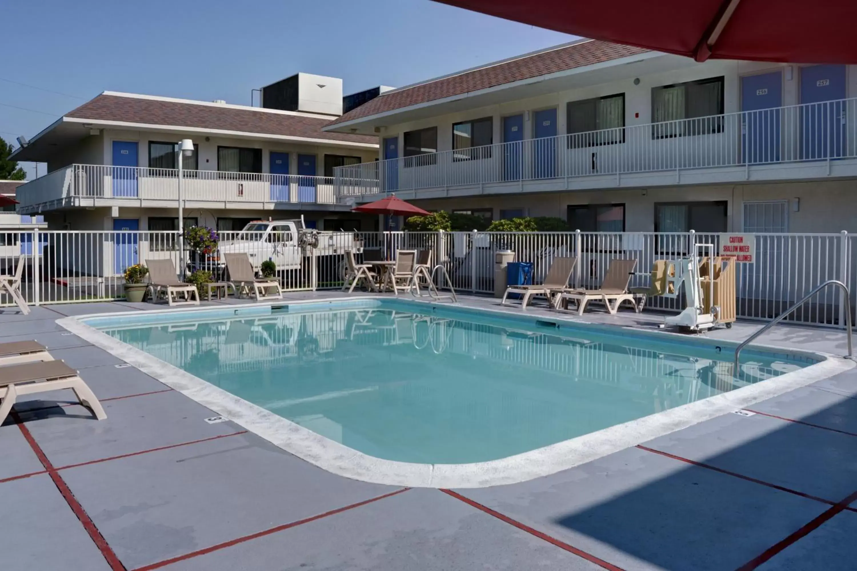 Swimming pool, Property Building in Motel 6-Springfield, OR - Eugene North