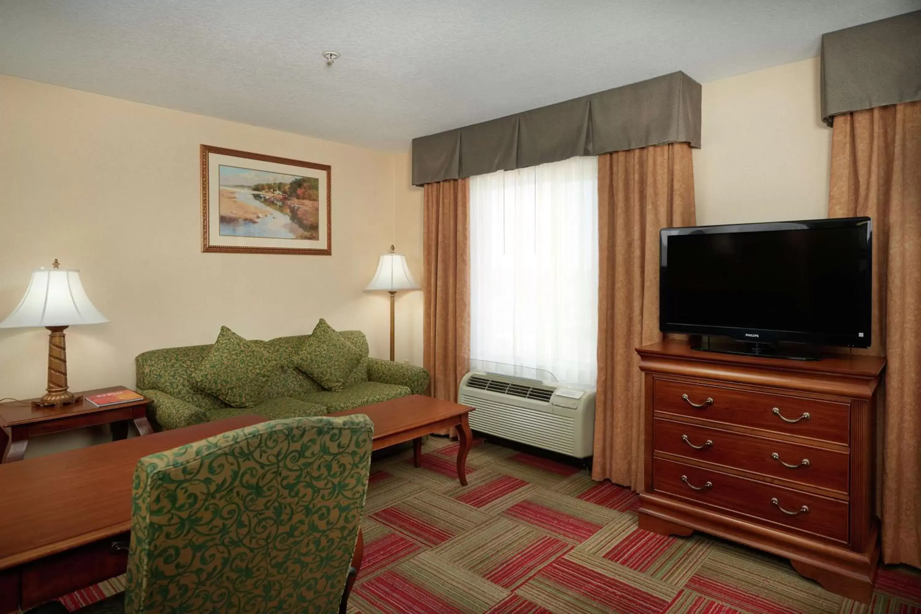 Living room, TV/Entertainment Center in Hampton Inn & Suites Roswell