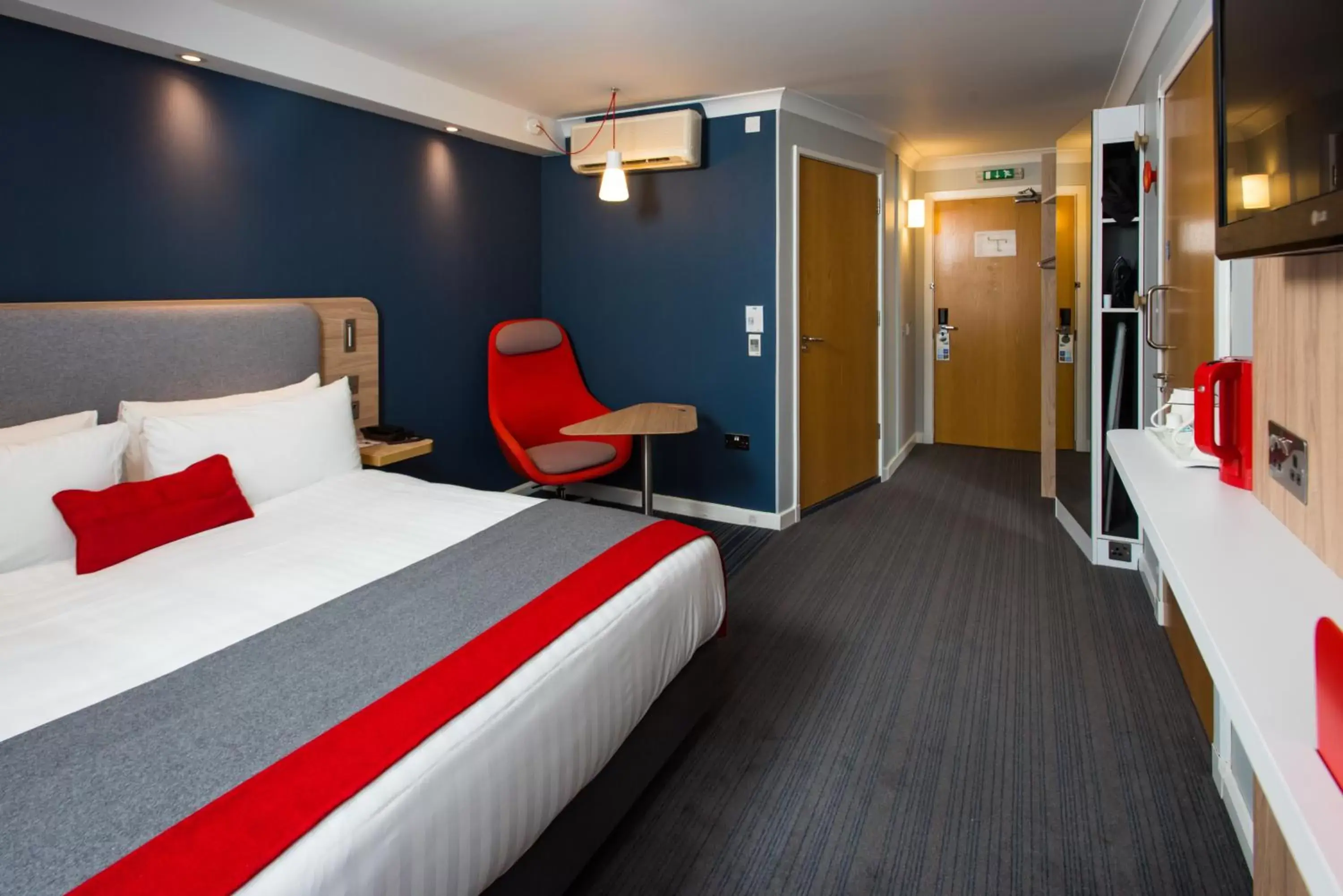 Bedroom, Bed in Holiday Inn Express Edinburgh - Leith Waterfront, an IHG Hotel