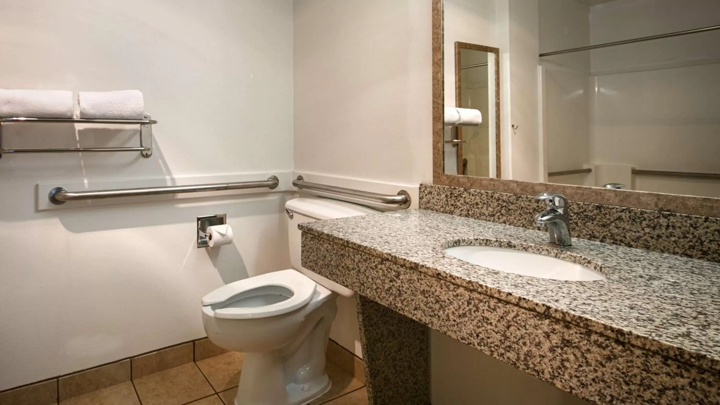 Bathroom in Oakridge Inn & Suites