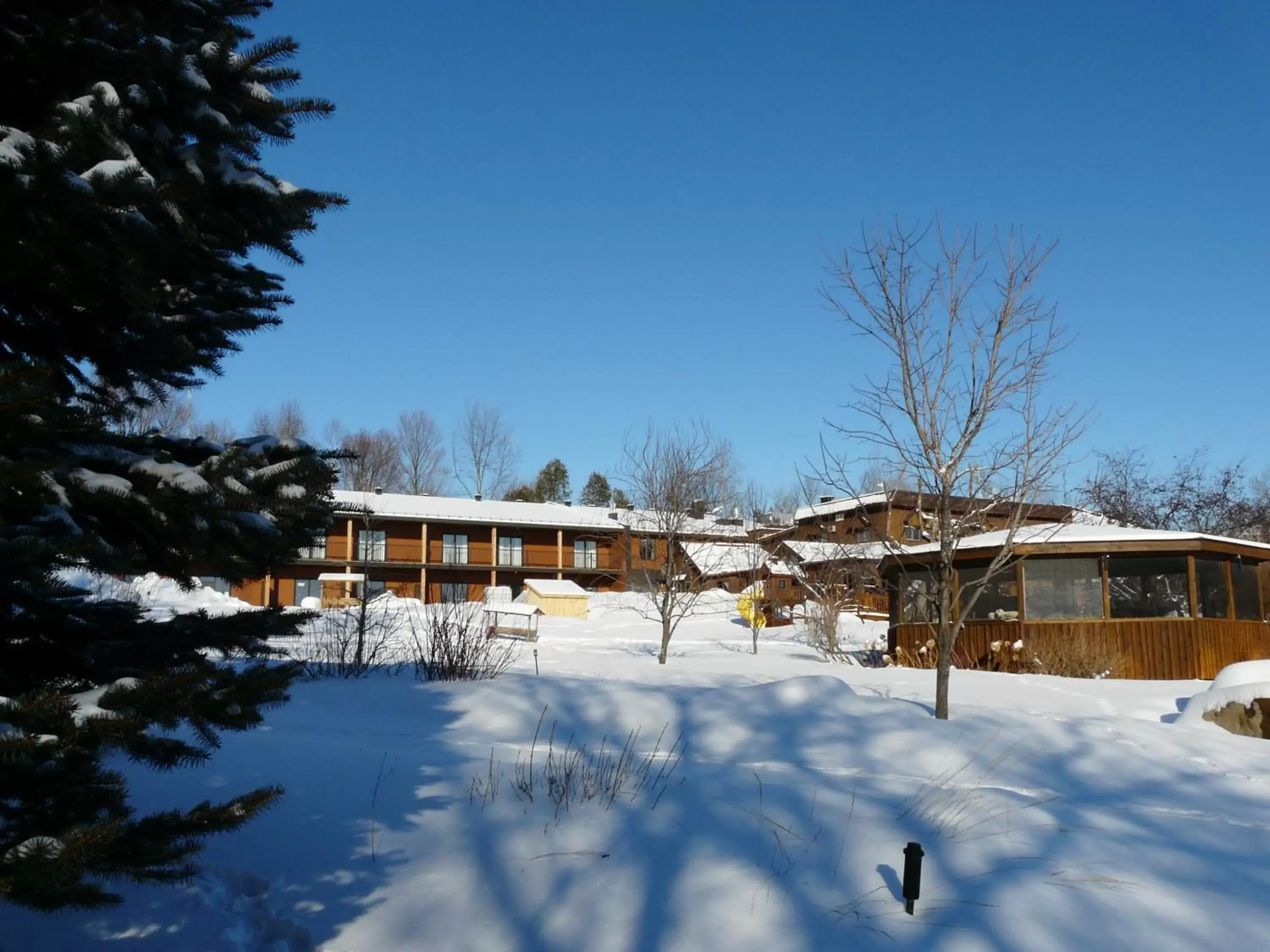 Facade/entrance, Winter in Auberge des Gallant