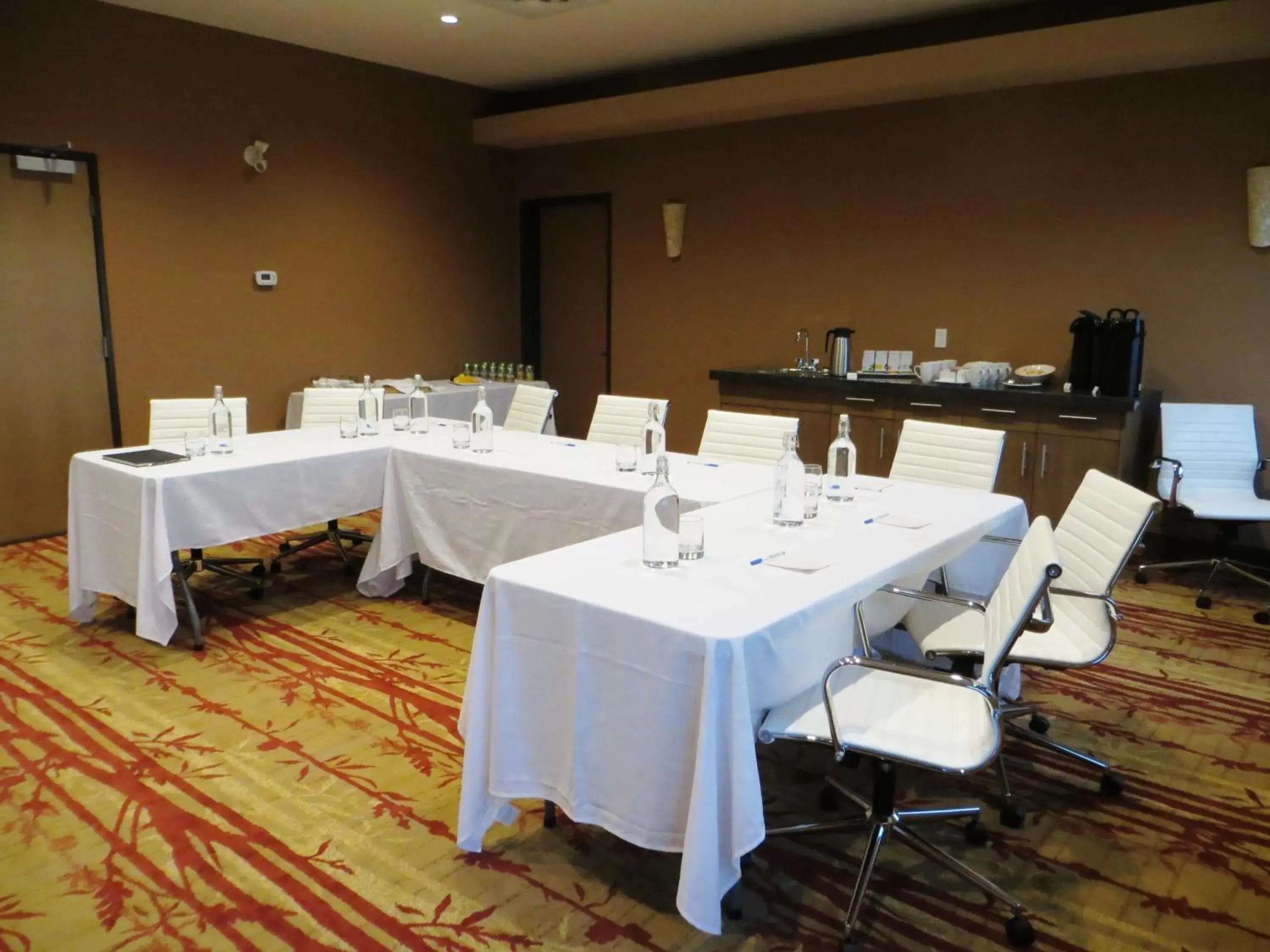 Business facilities in Hotel 11 by Sonesta