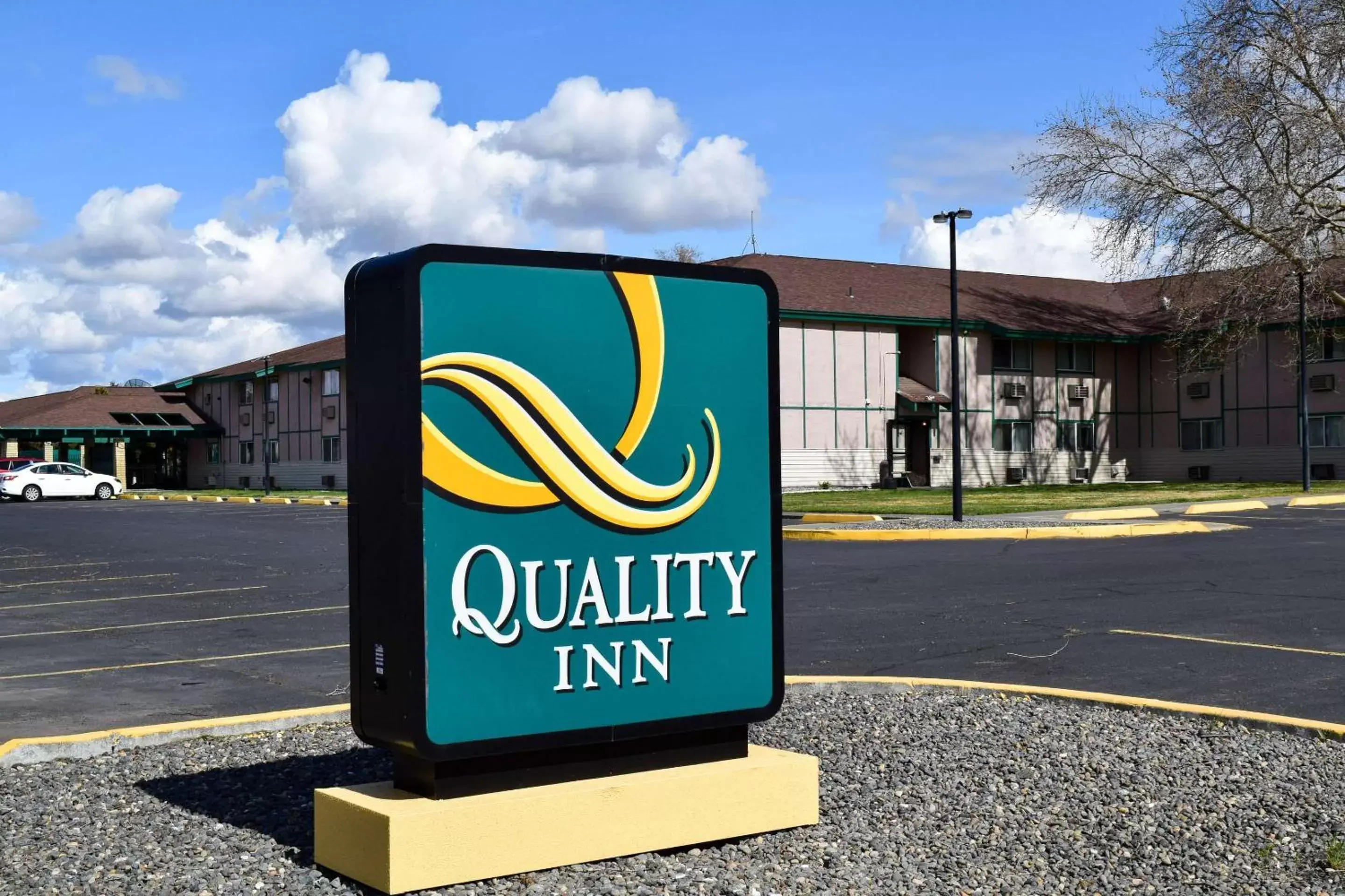 Property building, Property Logo/Sign in Quality Inn Umatilla - Hermiston