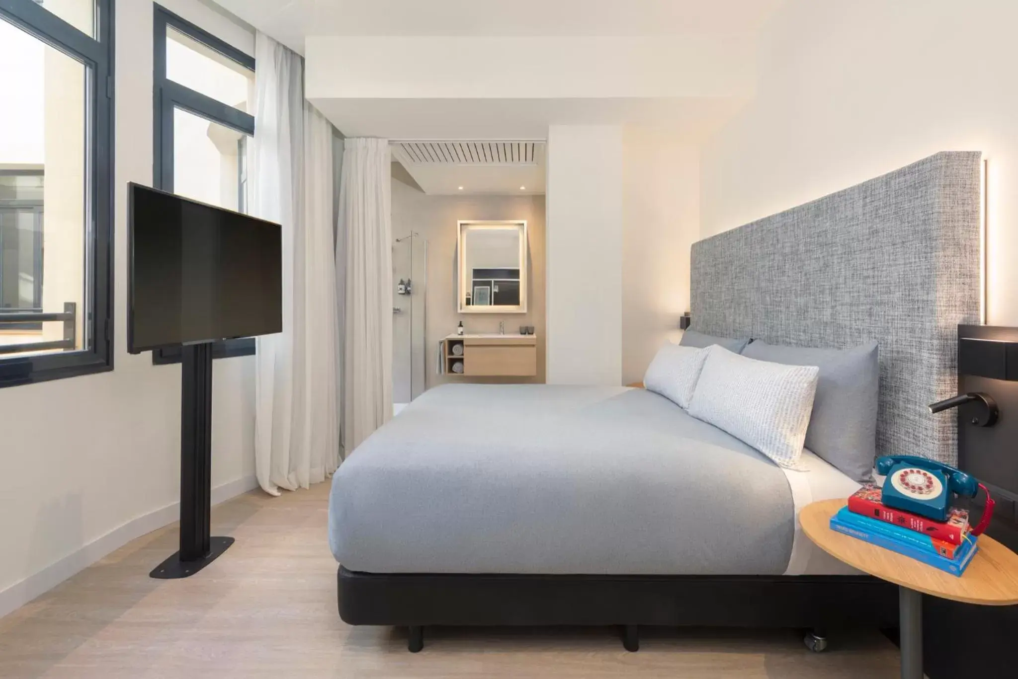 Photo of the whole room, Bed in INNSIDE by Meliá Madrid Gran Vía