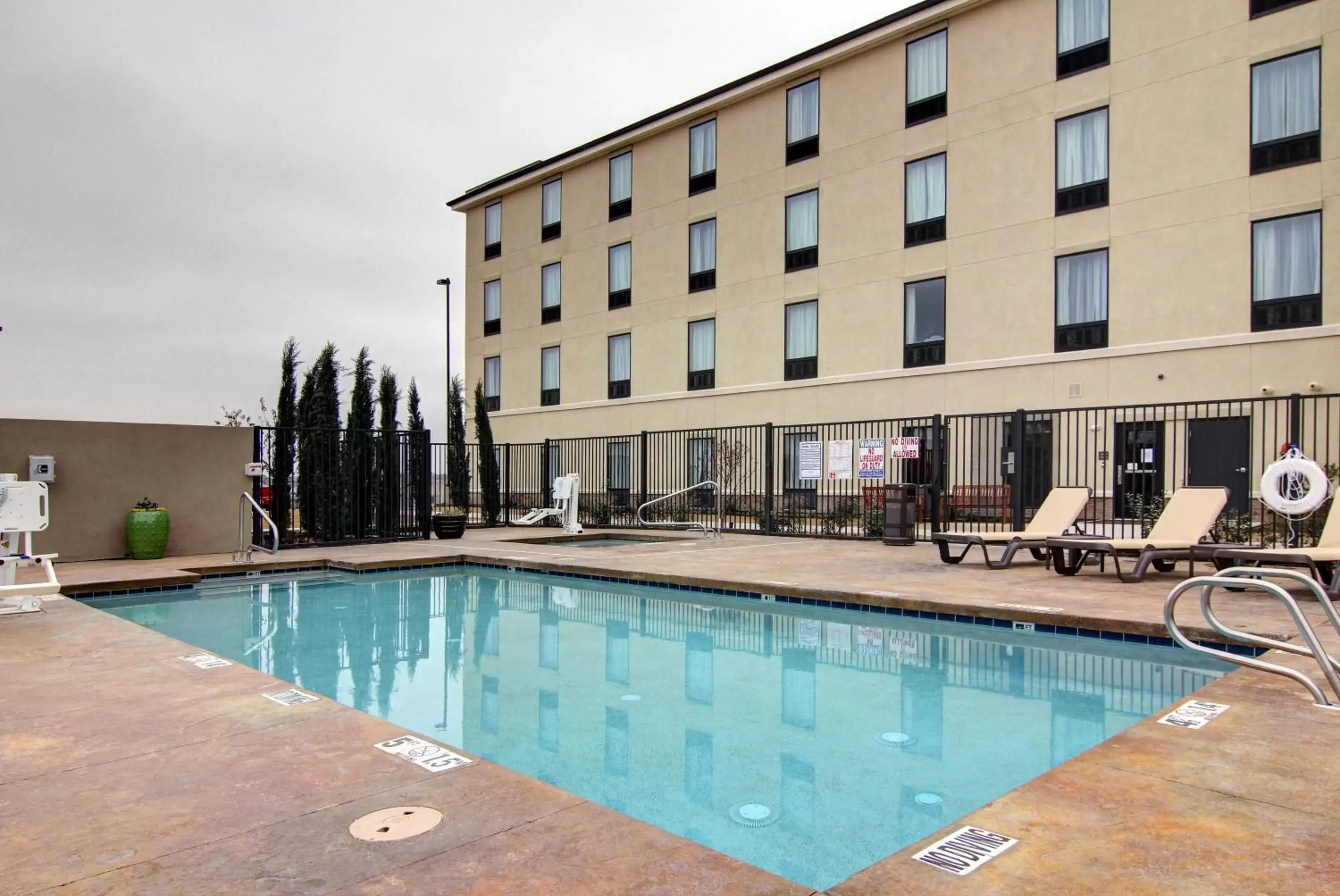 Swimming pool, Property Building in Comfort Suites Carlsbad