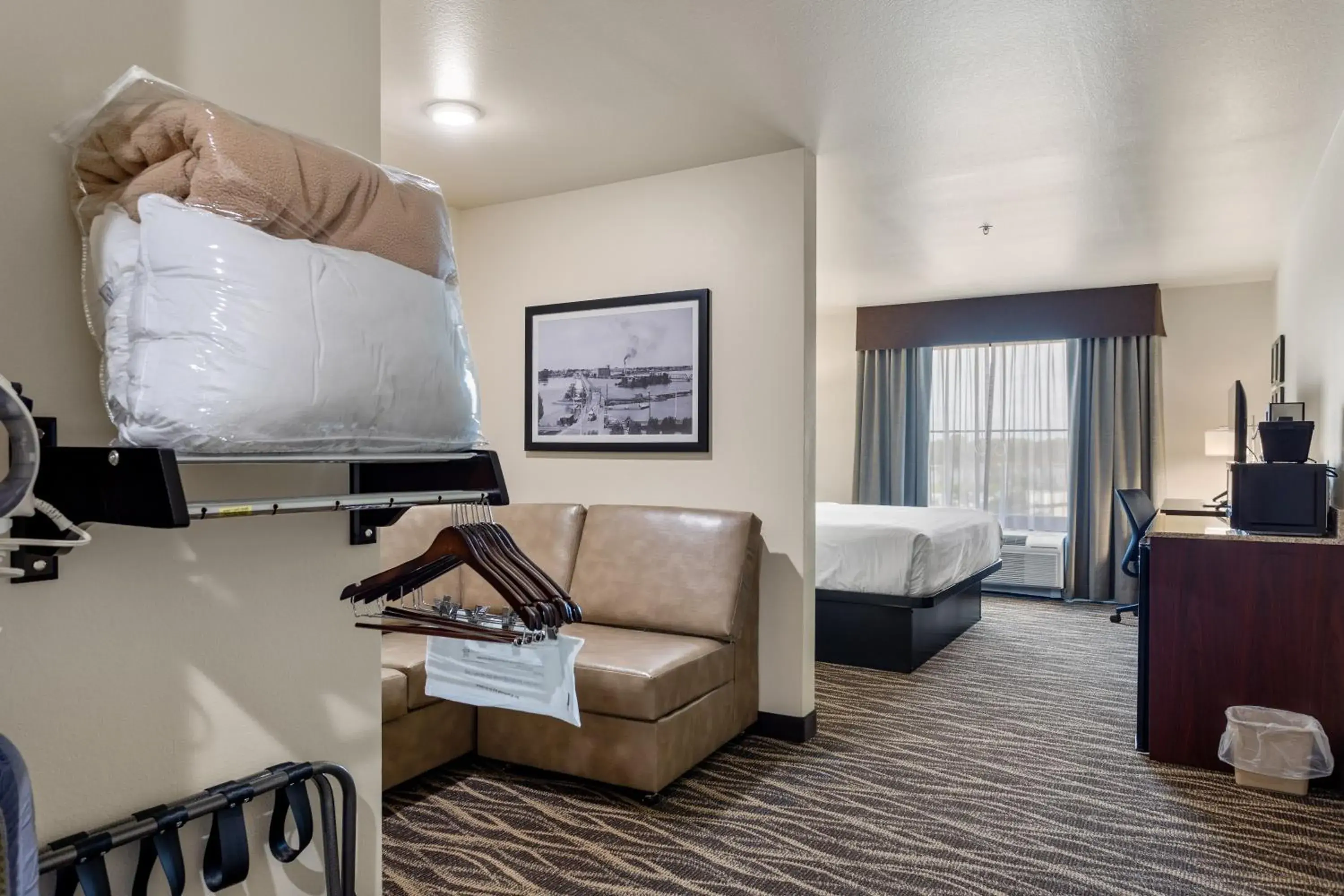 Bed, Seating Area in Cobblestone Hotel & Suites - De Pere