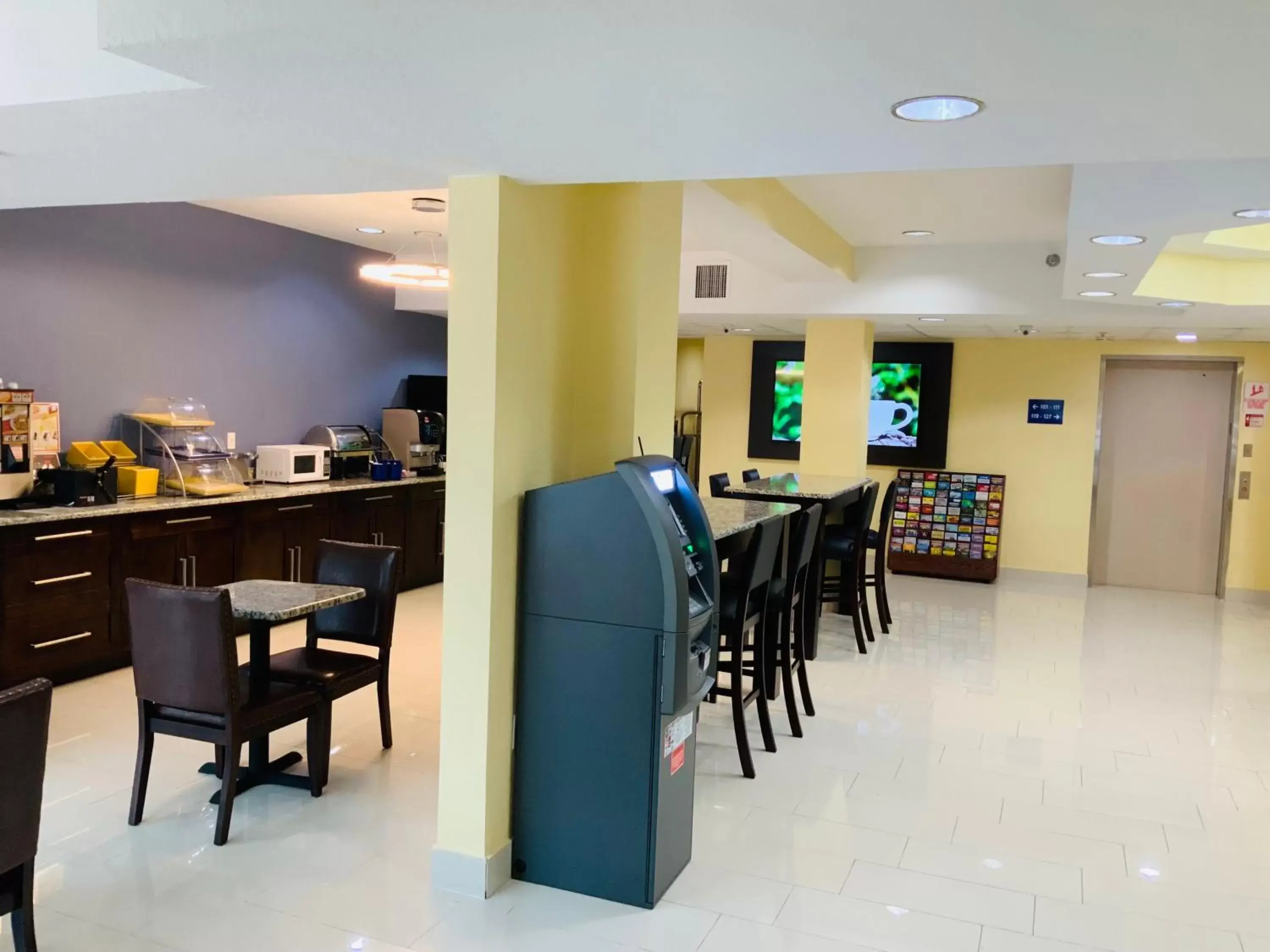 Buffet breakfast, Restaurant/Places to Eat in Days Inn & Suites by Wyndham Tampa/Raymond James Stadium