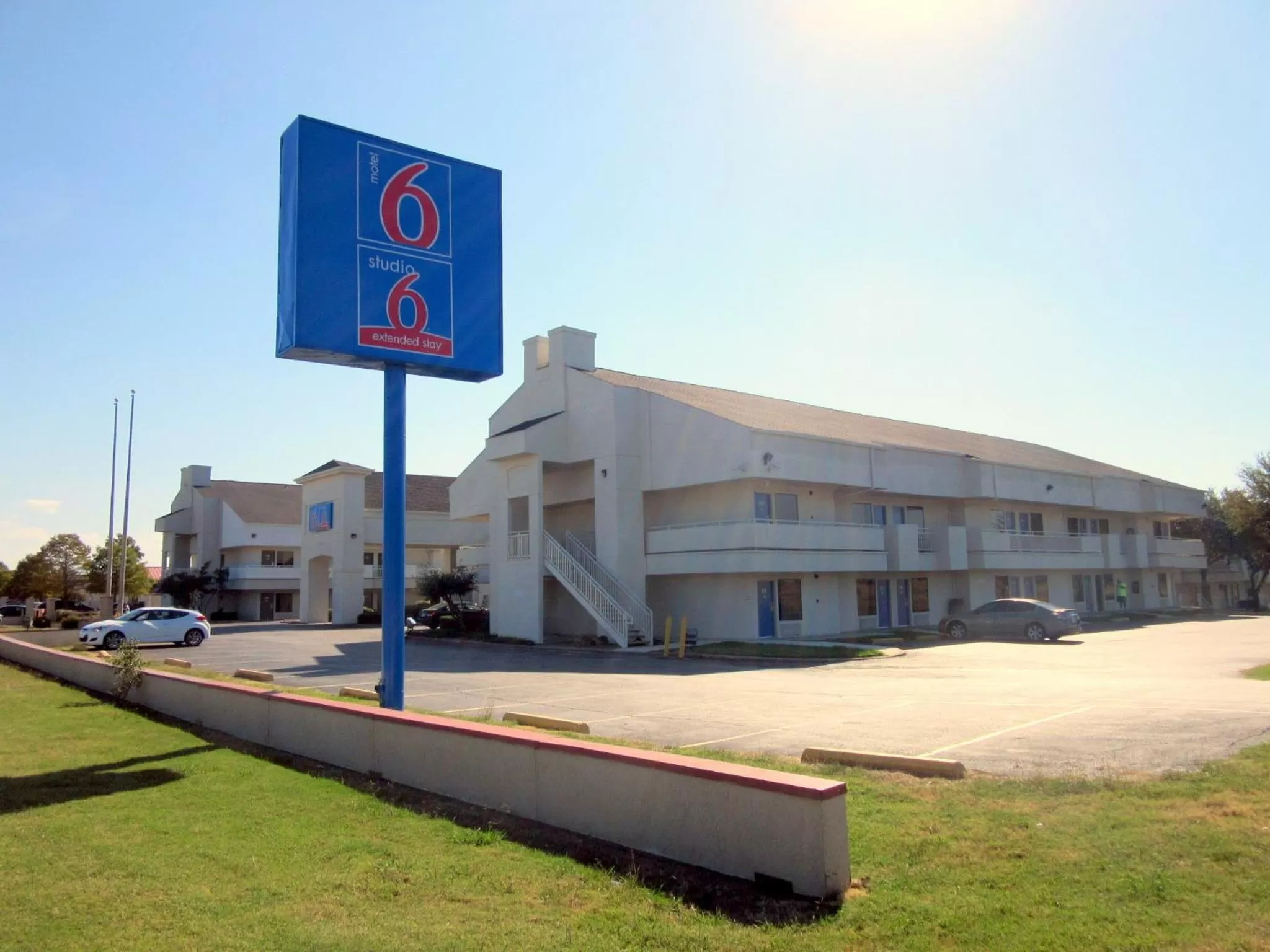 Facade/entrance in Motel 6-Irving, TX - Irving DFW Airport East
