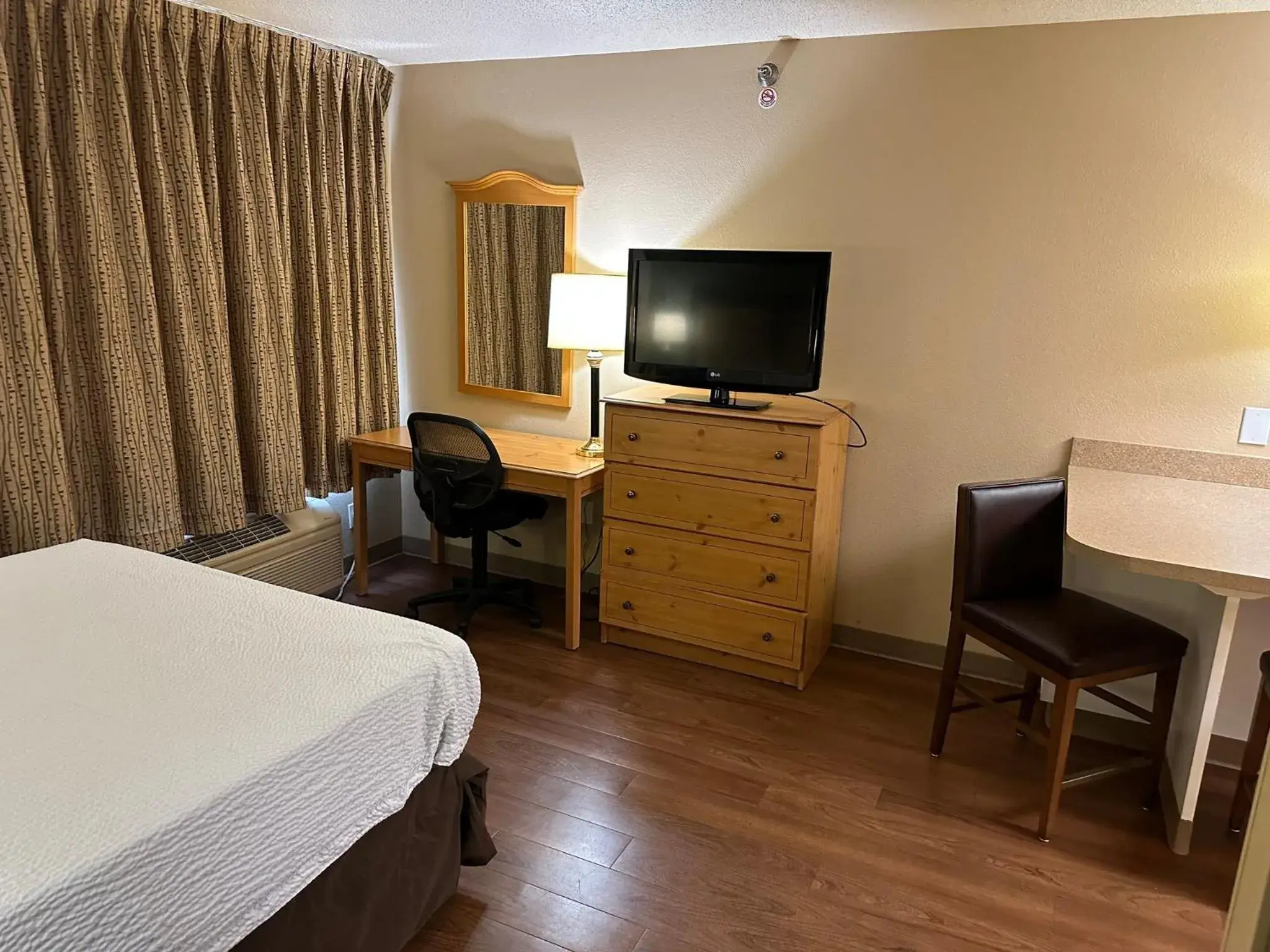 Bedroom, TV/Entertainment Center in Red Roof Inn Southfield