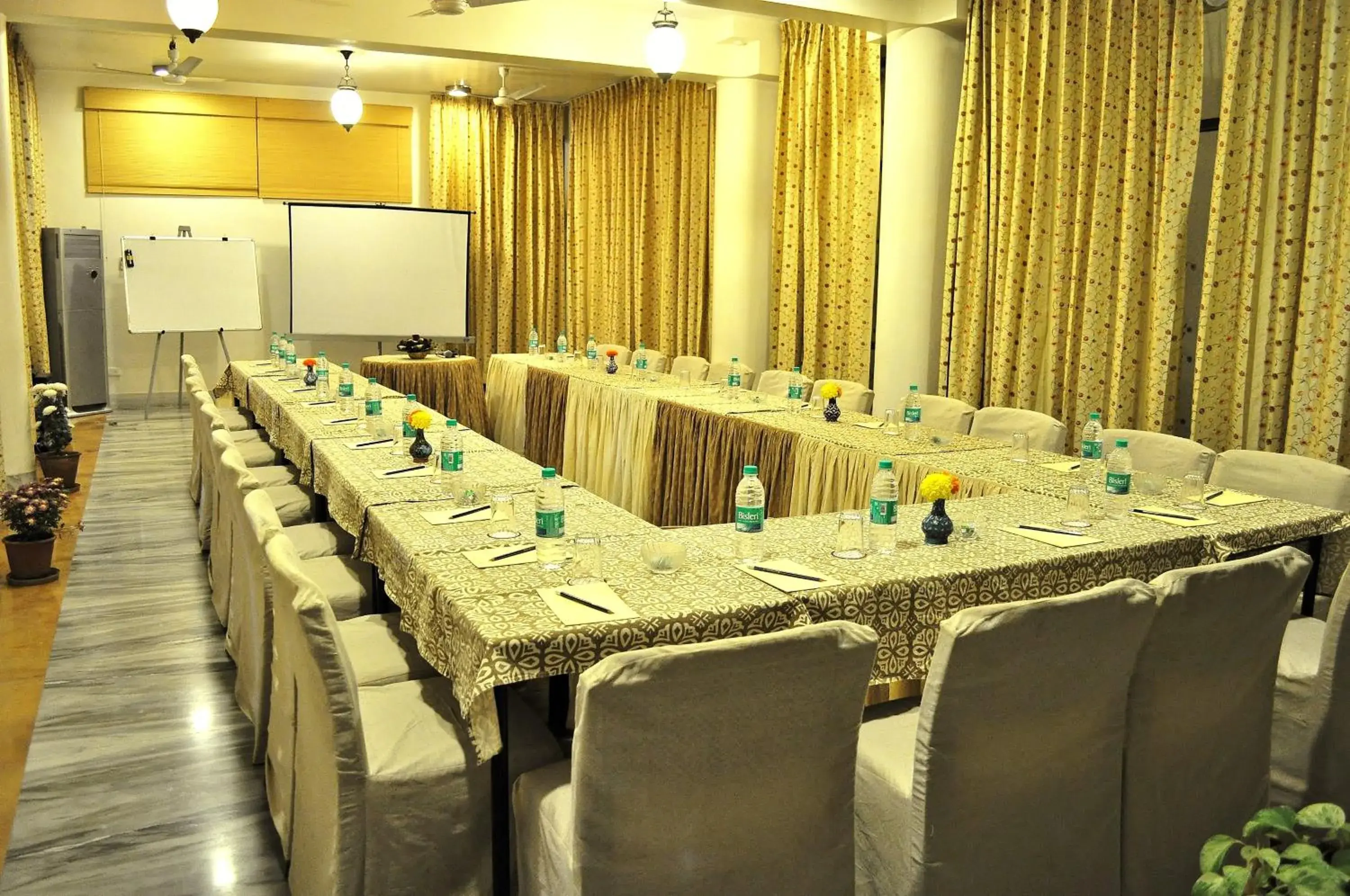 Business facilities in Om Niwas Suite Hotel