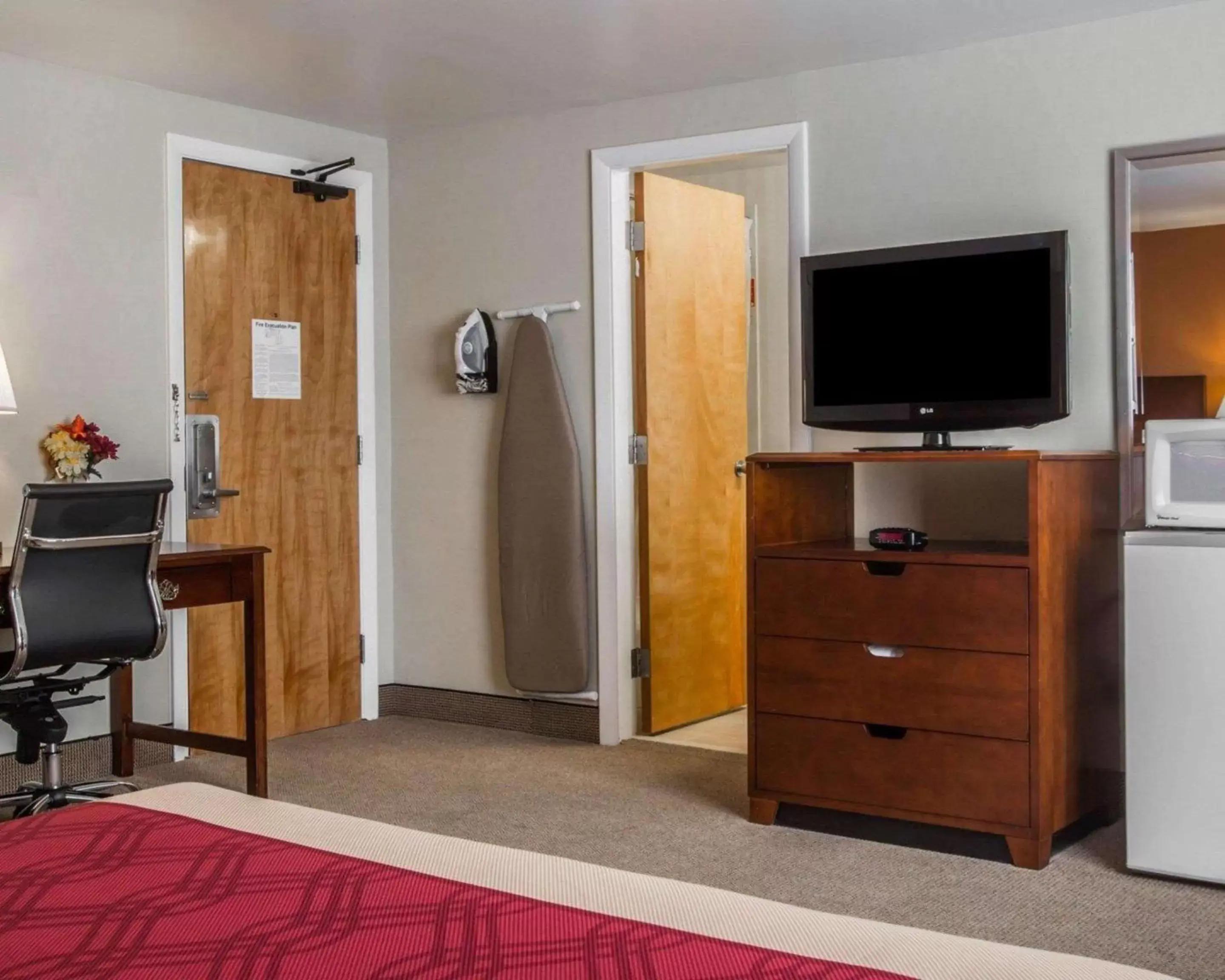 Photo of the whole room, TV/Entertainment Center in Econo Lodge Lakes Region