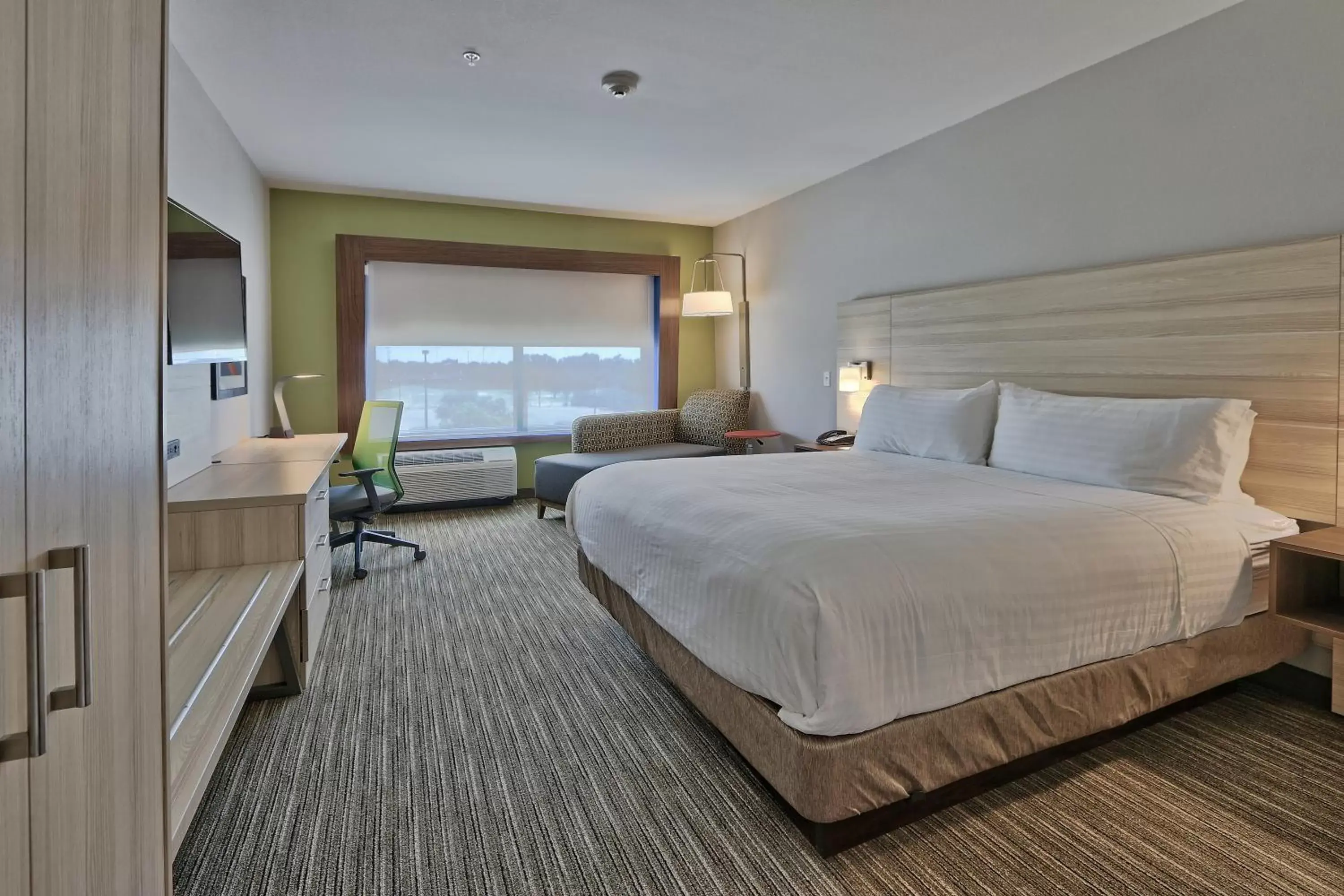 Bed in Holiday Inn Express & Suites - Roswell, an IHG Hotel