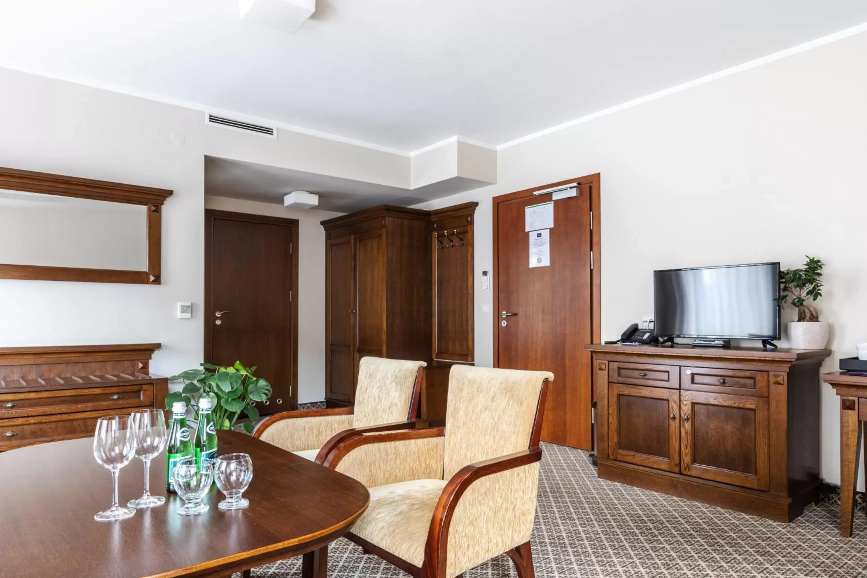 Communal lounge/ TV room, Seating Area in Hotel Crocus