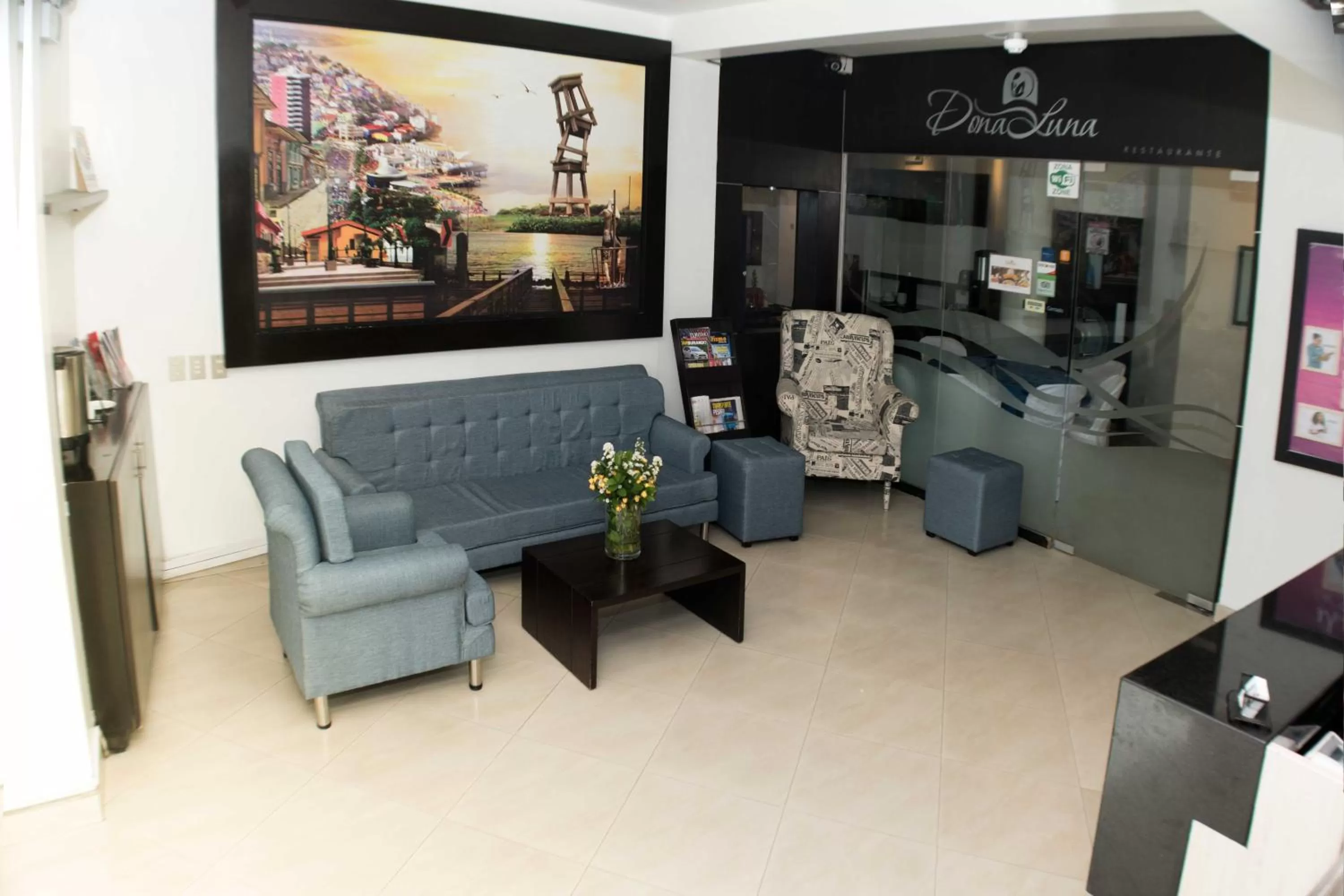 Living room in Hotel Castell - Cerca Del Aeropuerto