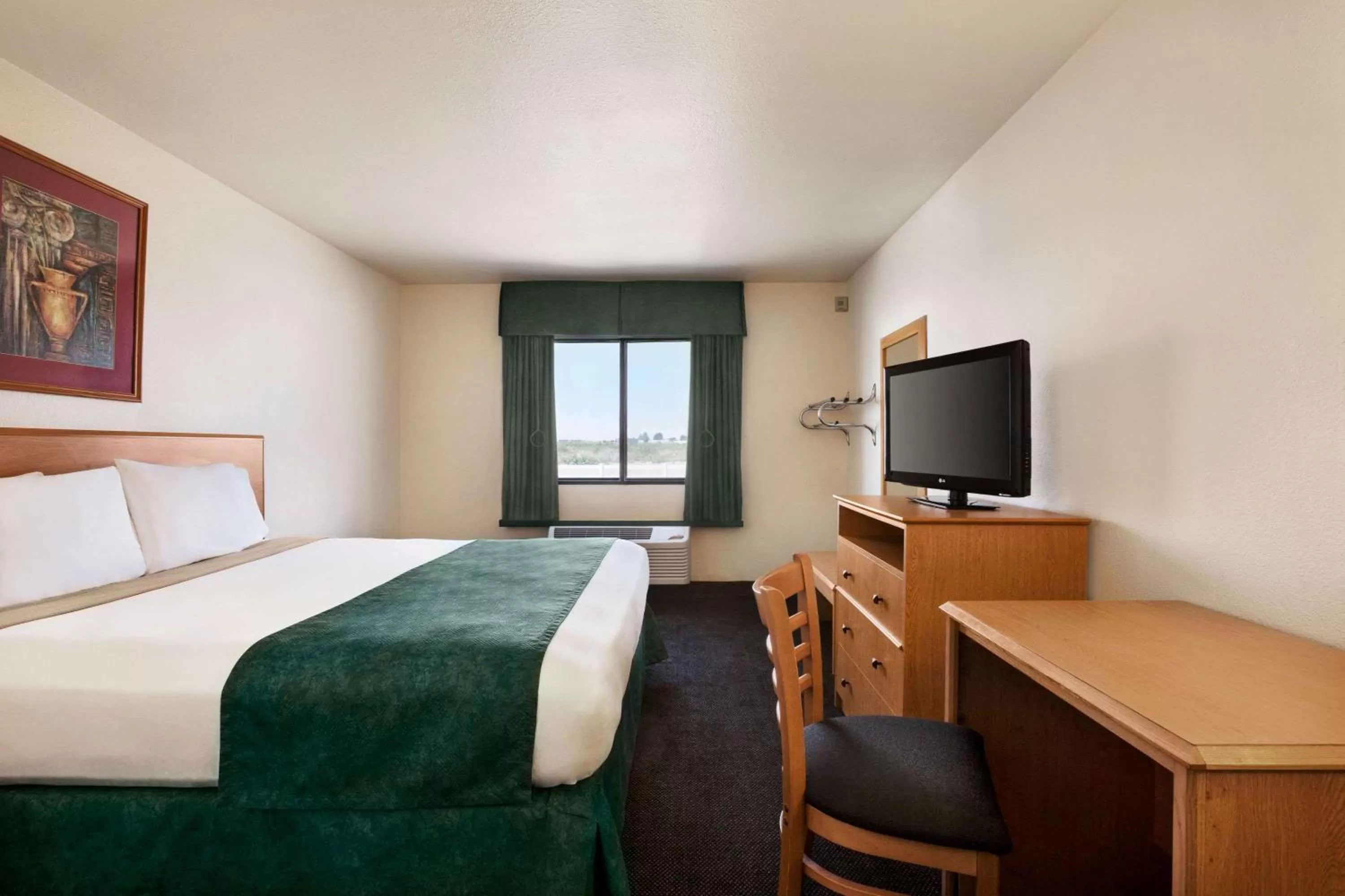 Photo of the whole room, Bed in Travelodge by Wyndham Pecos