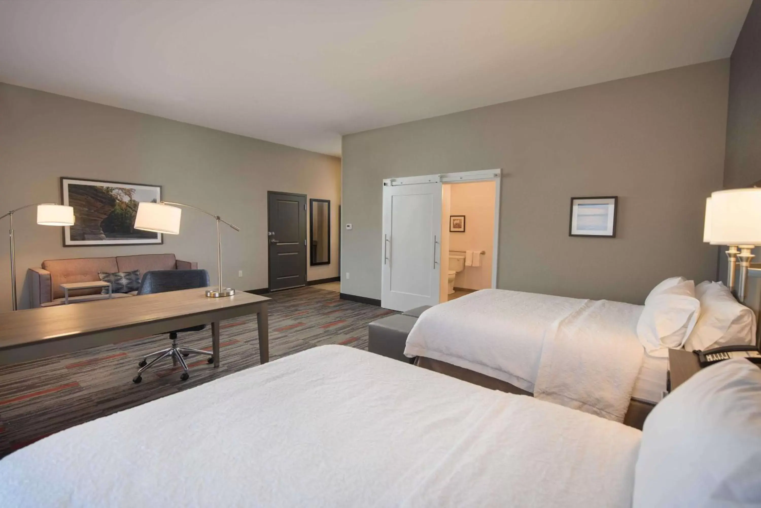 Bedroom in Hampton Inn and Suites at Wisconsin Dells Lake Delton