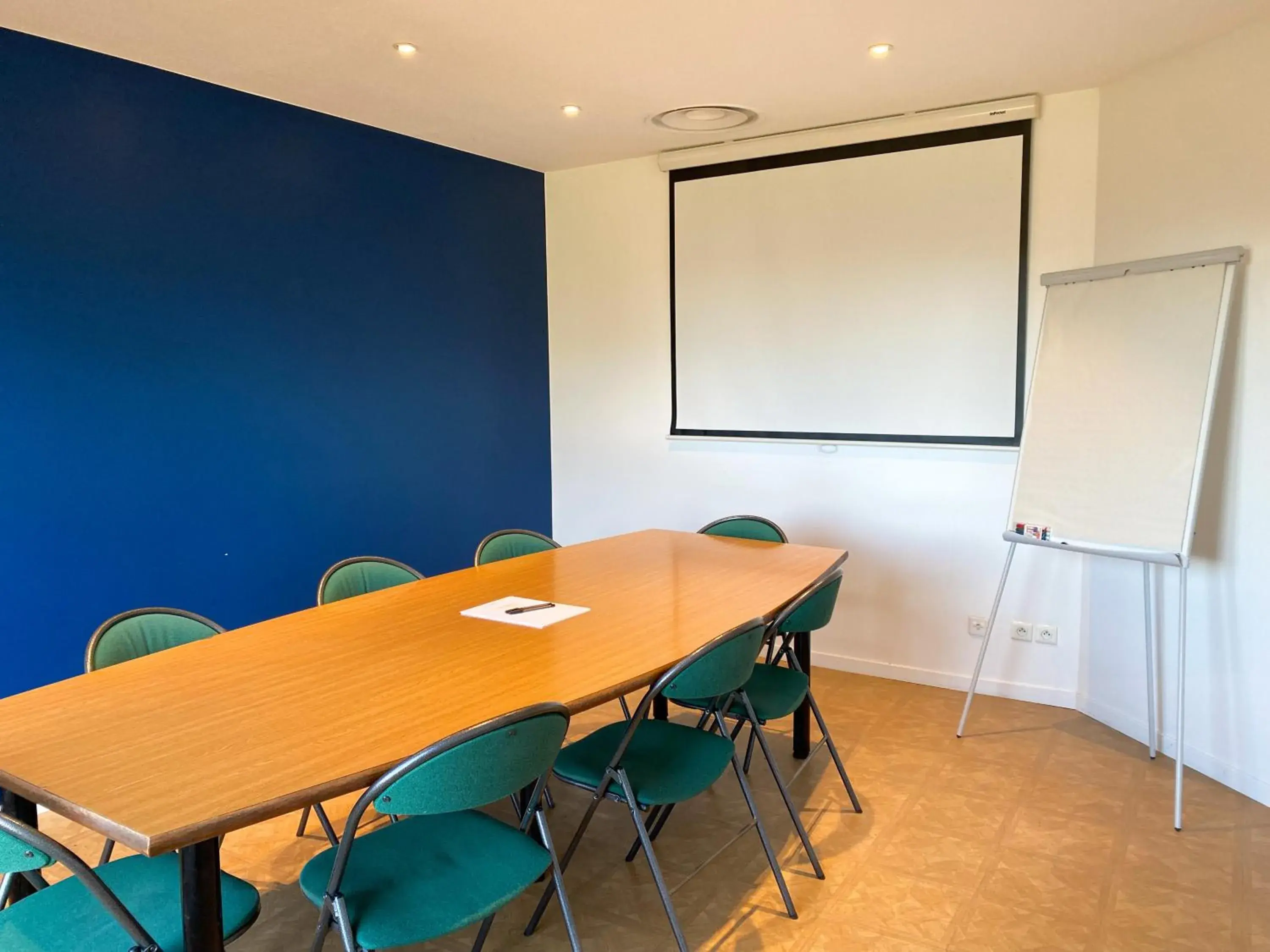 Meeting/conference room in Kyriad Direct Roanne Hôtel