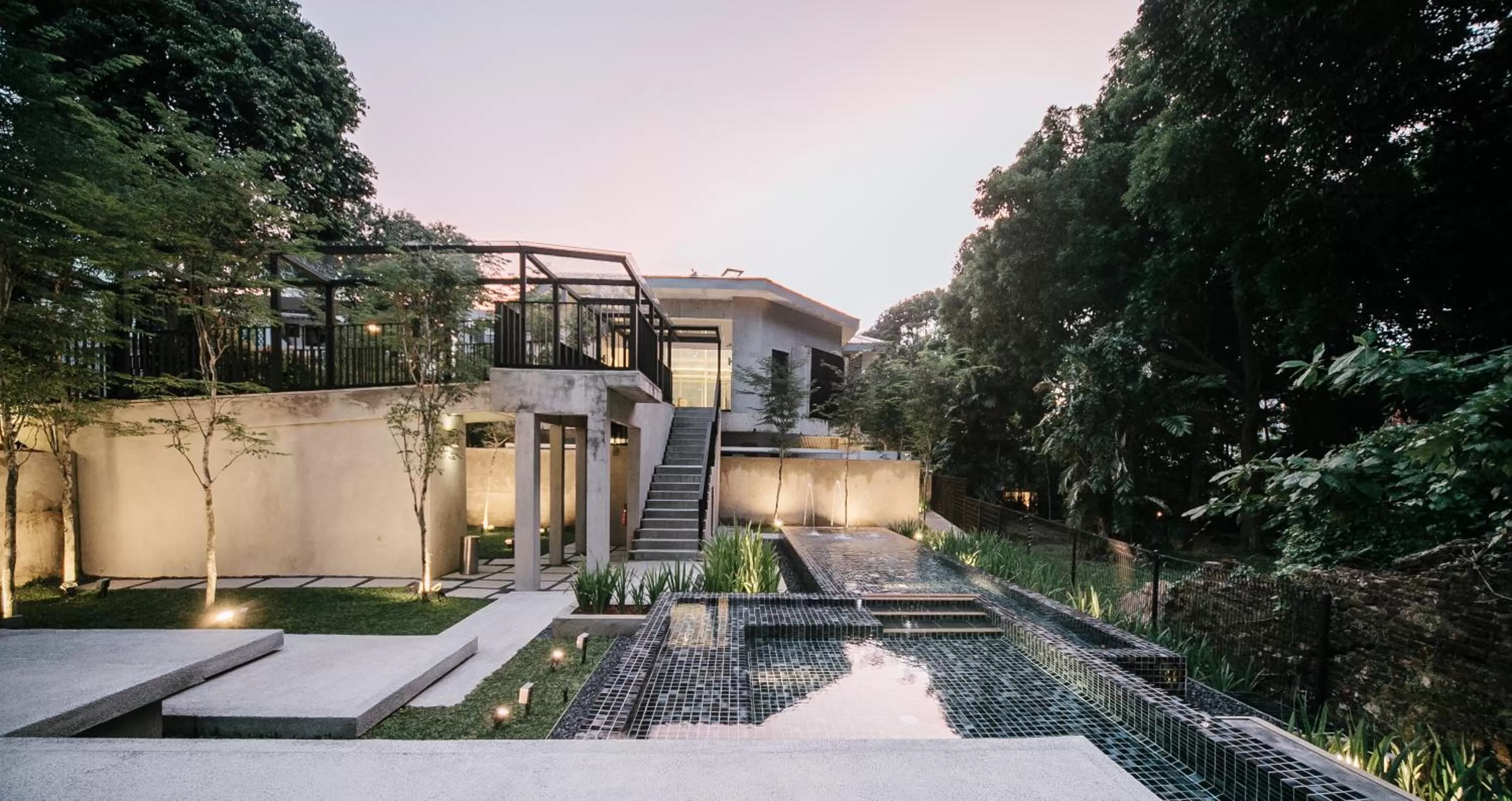 Swimming pool in Lloyd's Inn