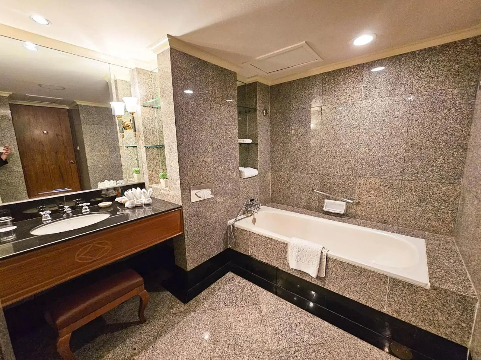 Bath, Bathroom in Montien Riverside Hotel Bangkok