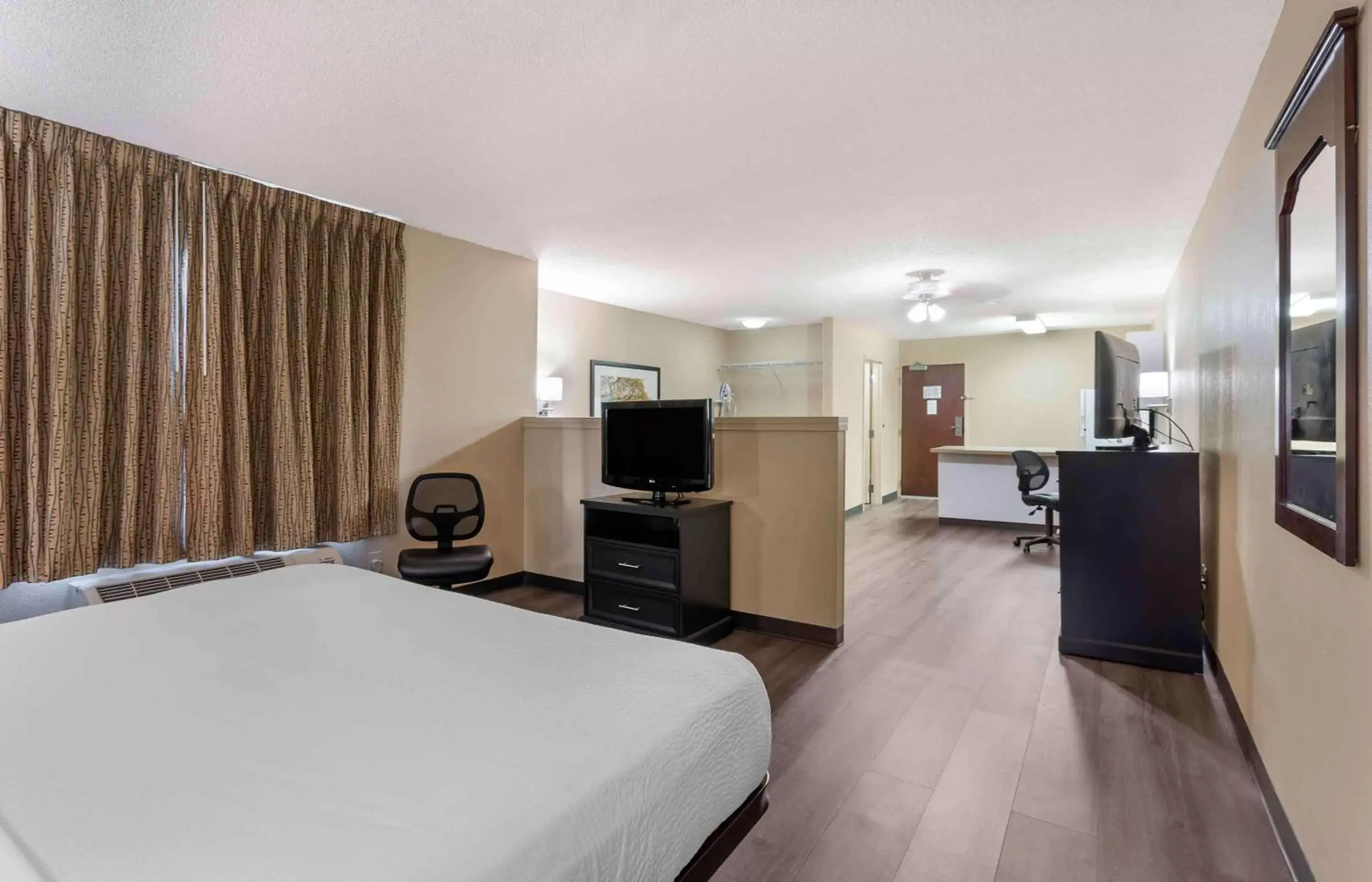 Bedroom, TV/Entertainment Center in Extended Stay America Suites - Salt Lake City - West Valley Center