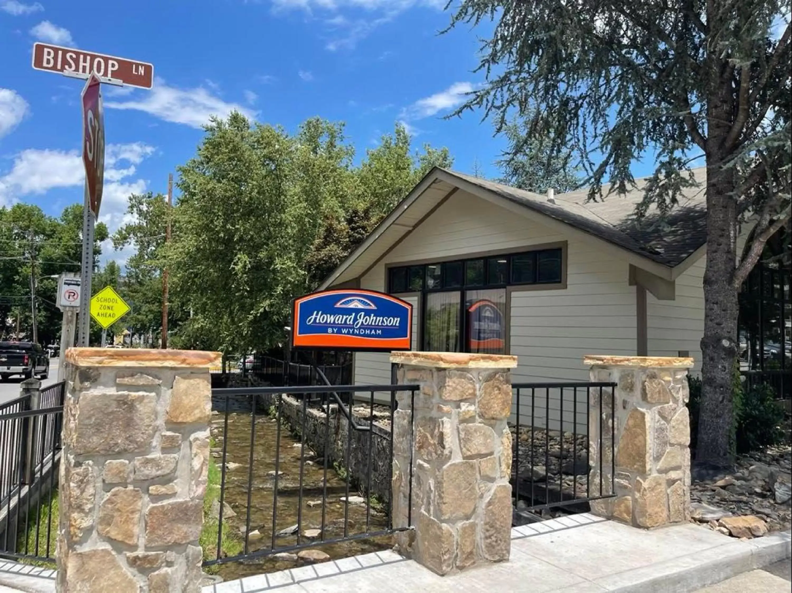 Property building in Howard Johnson by Wyndham Downtown Gatlinburg Property building in Howard Johnson by Wyndham Downtown Gatlinburg