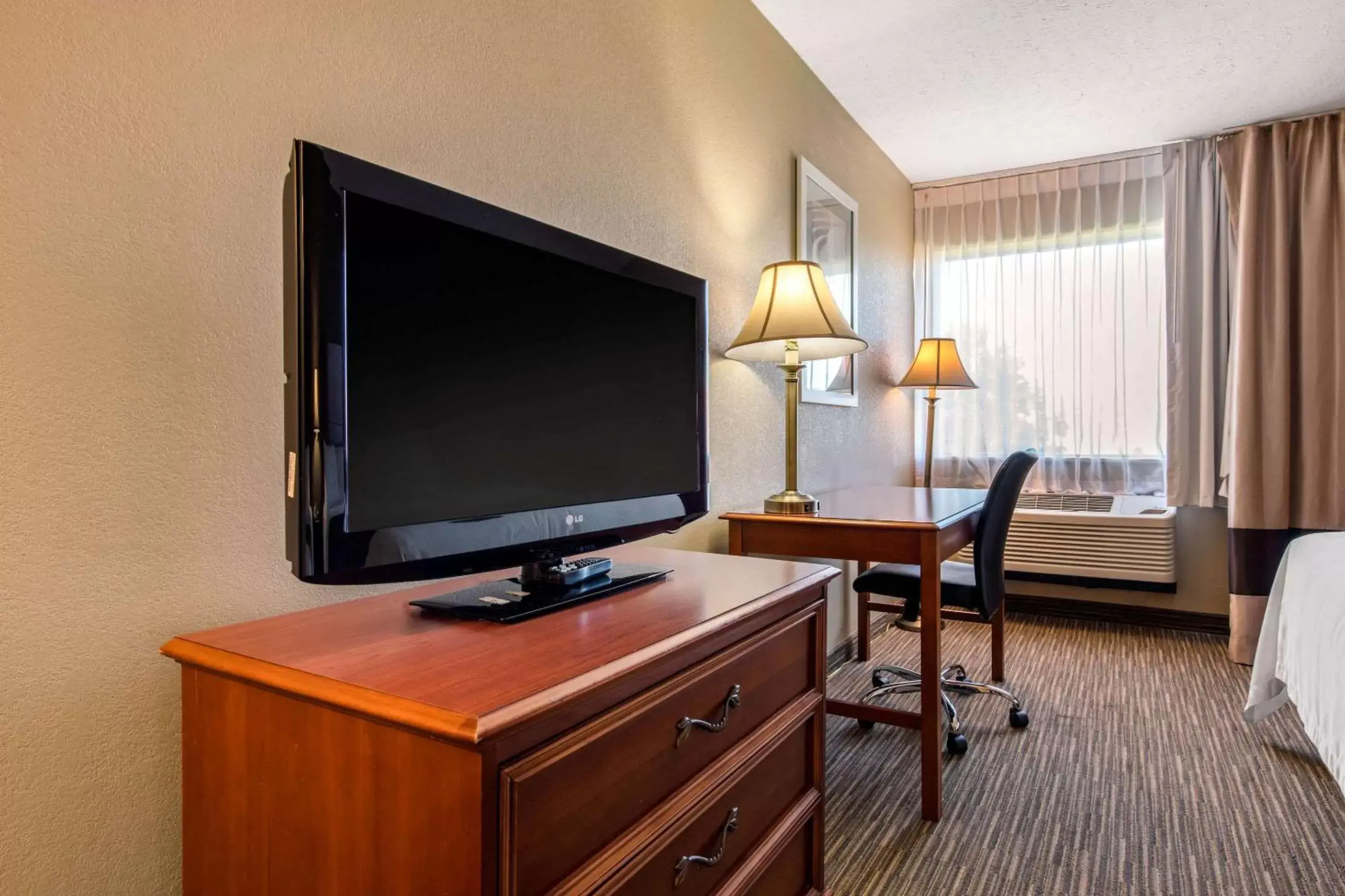 Photo of the whole room, TV/Entertainment Center in Quality Inn & Suites New Castle