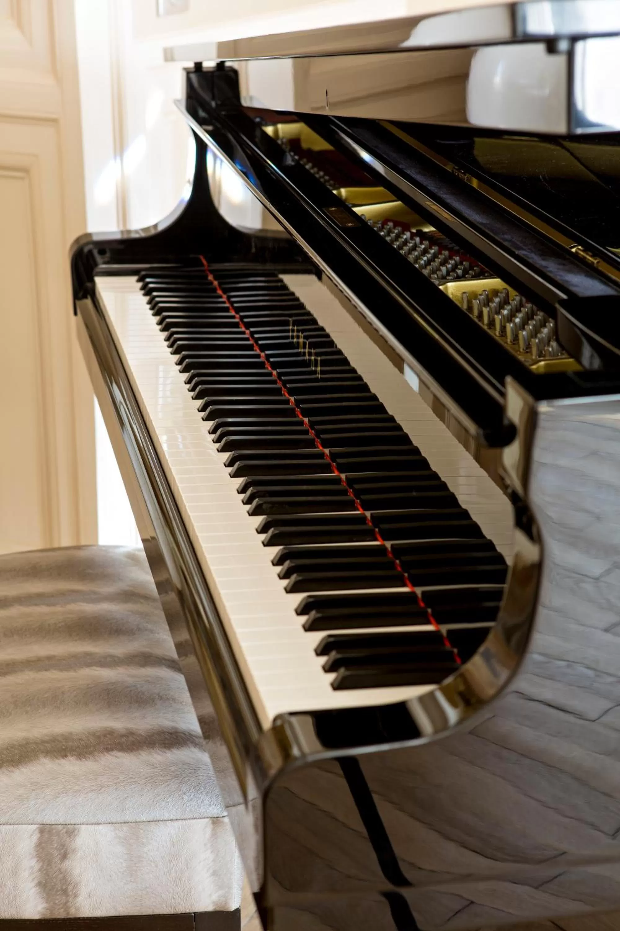 Communal lounge/ TV room in Best Western Grand Hotel de Bordeaux