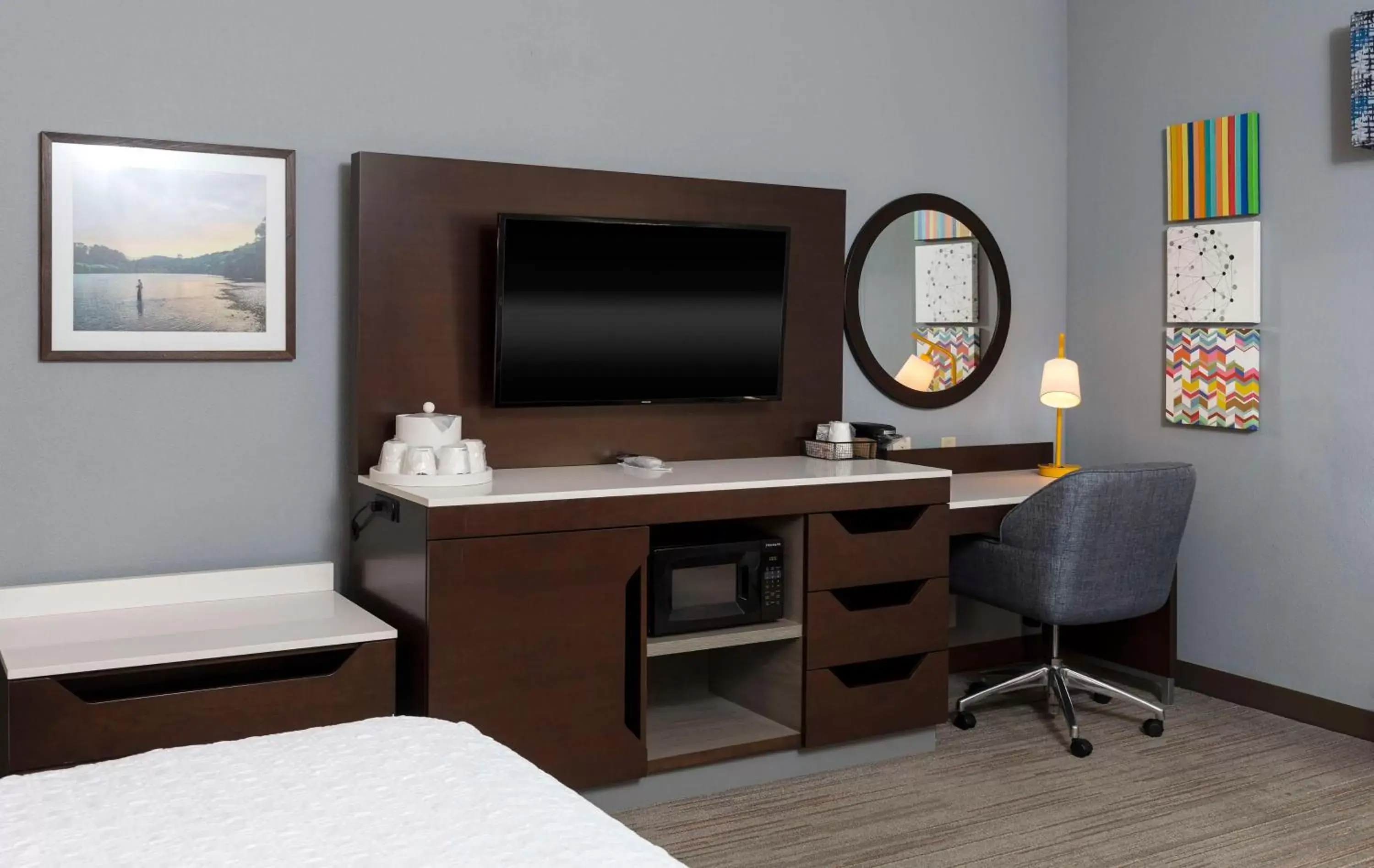 Bedroom, TV/Entertainment Center in Hampton Inn Greenville