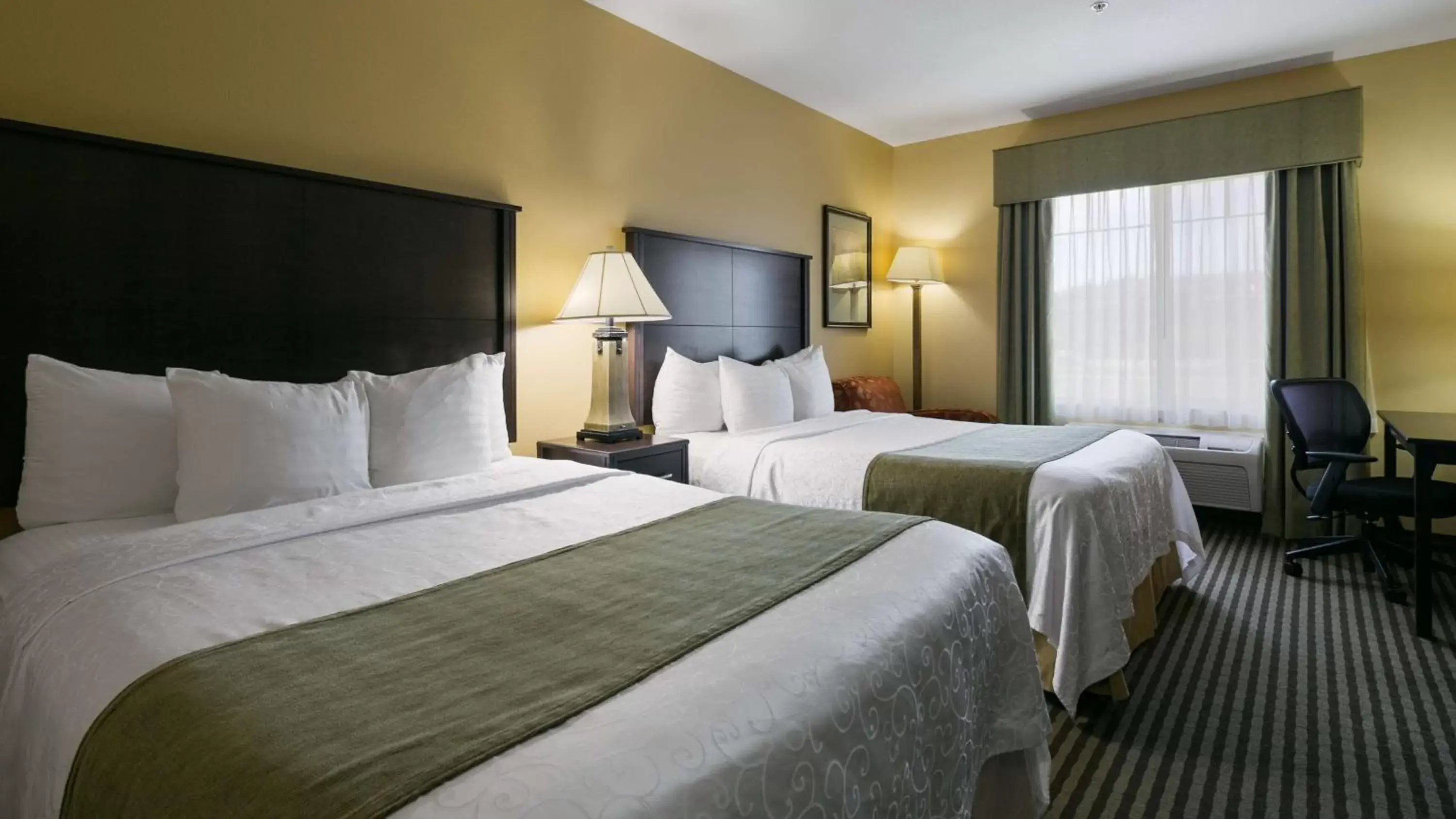 Photo of the whole room, Bed in Best Western Plus Port of Camas-Washougal Convention Center