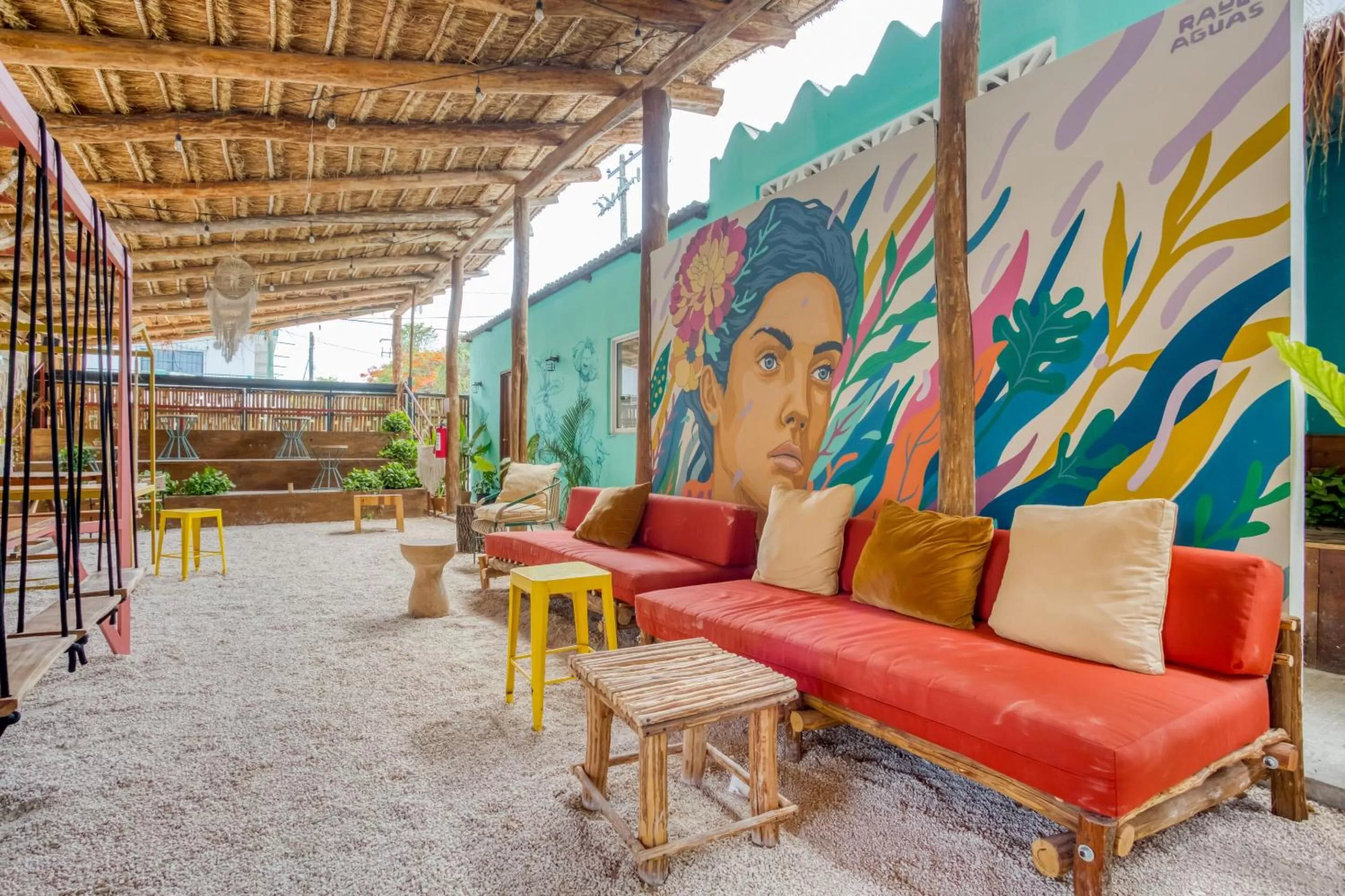 Seating area in Nílu Cancun Downtown by Selina