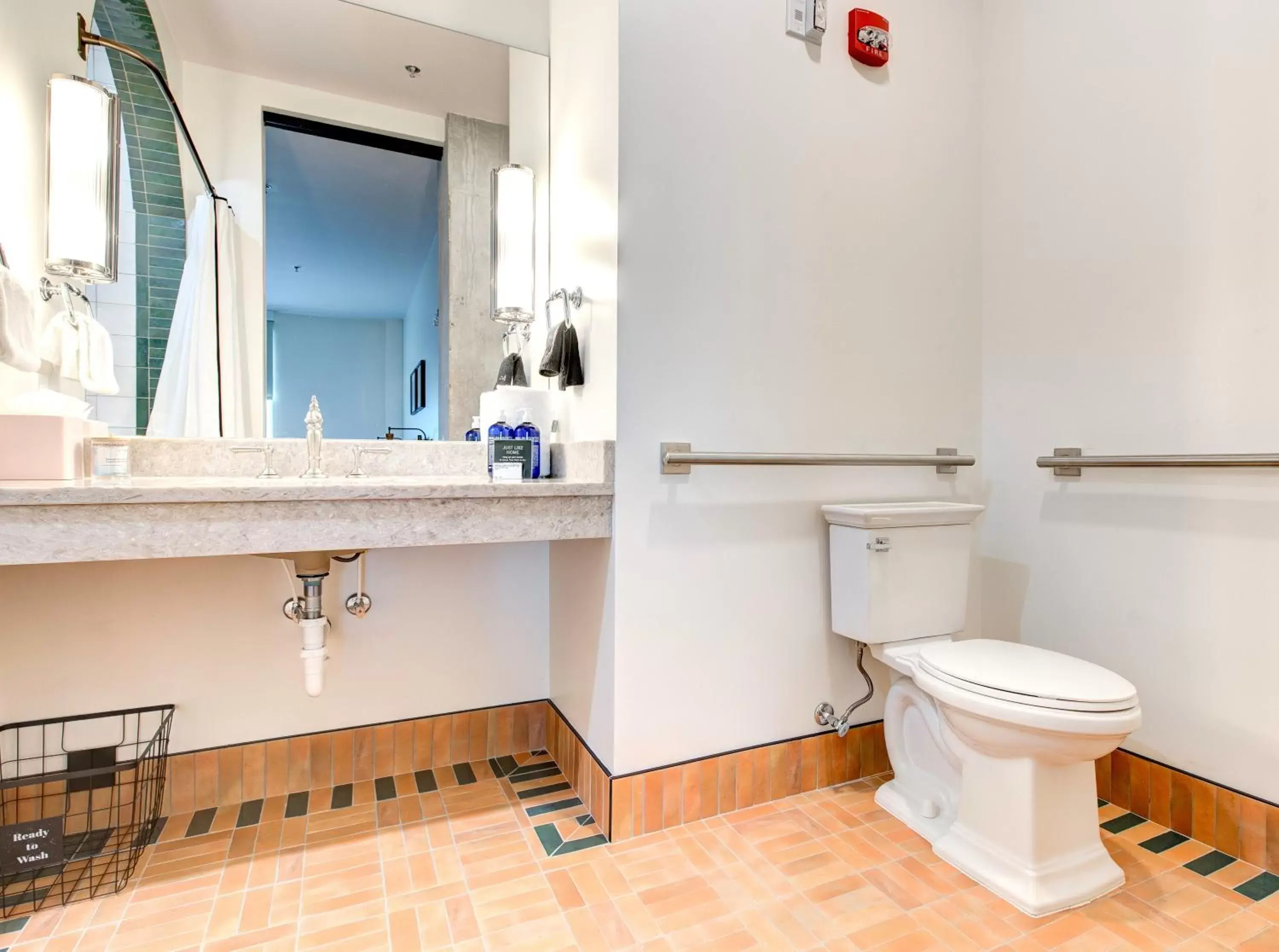 Toilet, Bathroom in Elwood Hotel & Suites