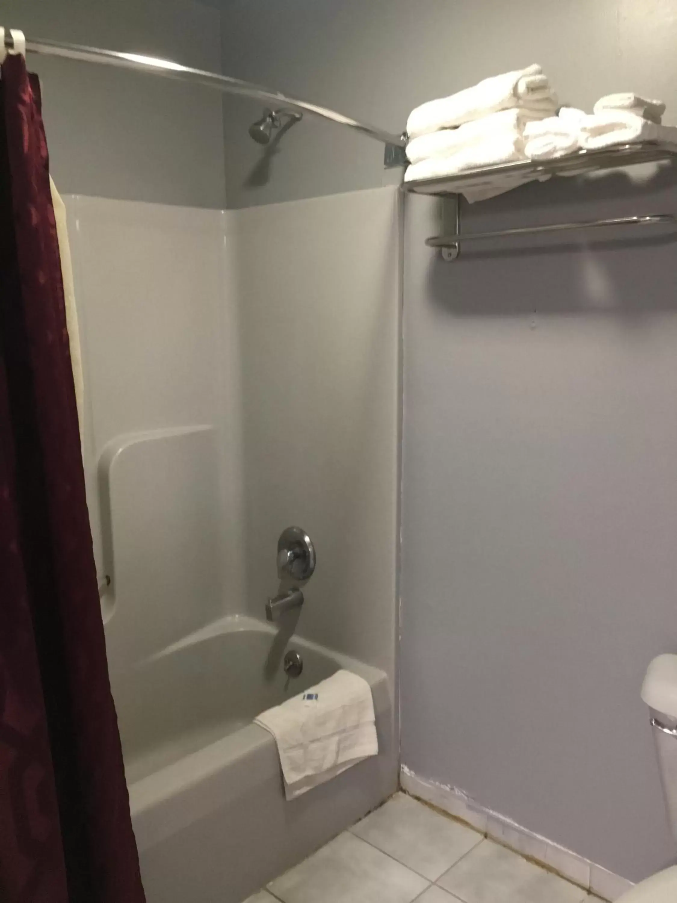 Shower, Bathroom in Journeys End Motel