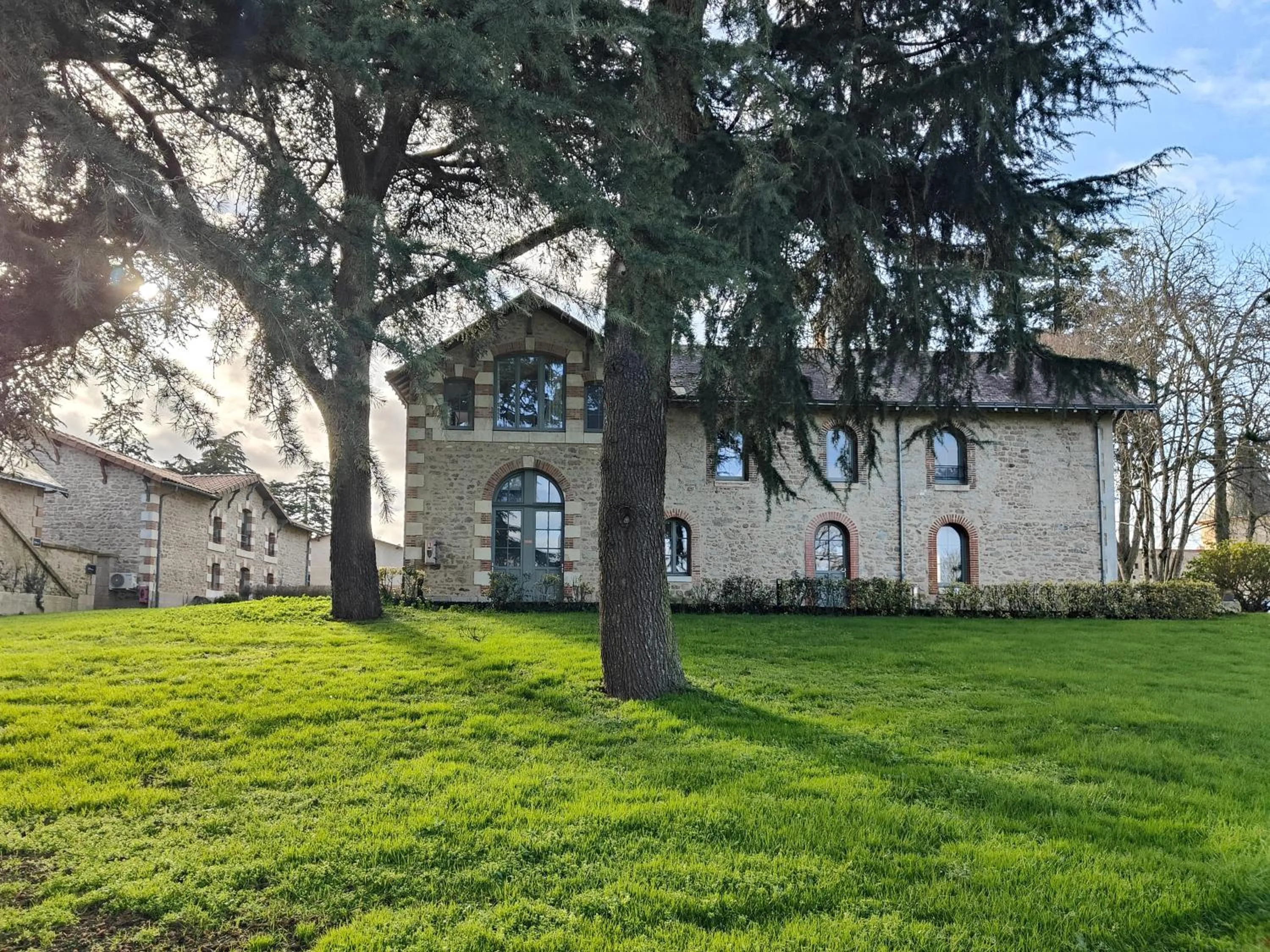 Property building in Hotel Château de la Barbinière