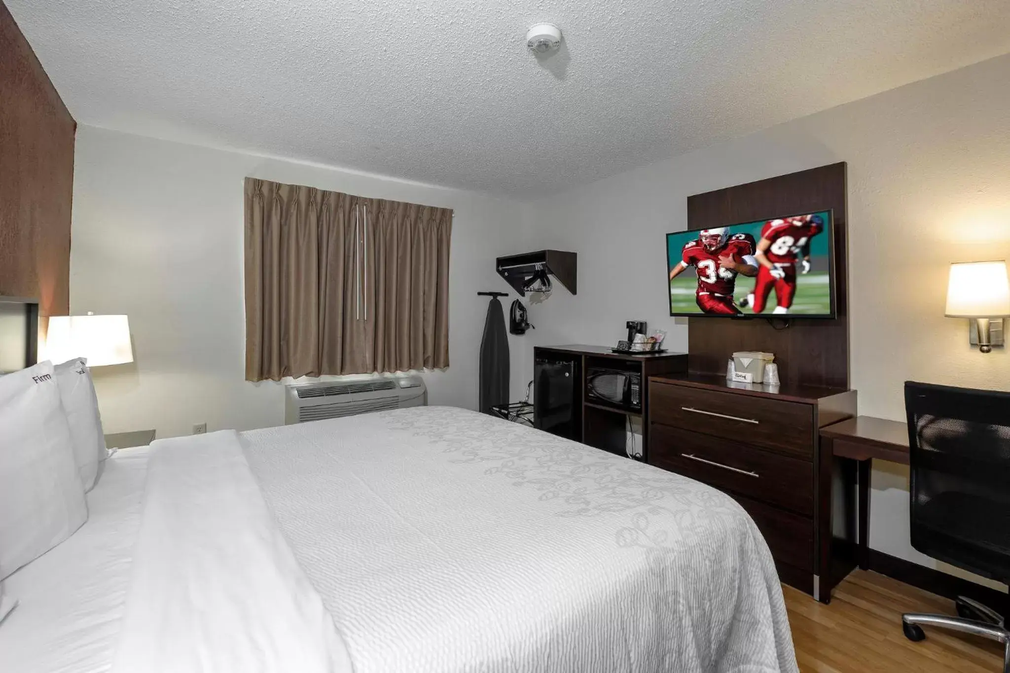 Photo of the whole room, Bed in Red Roof Inn PLUS+ & Suites Malone