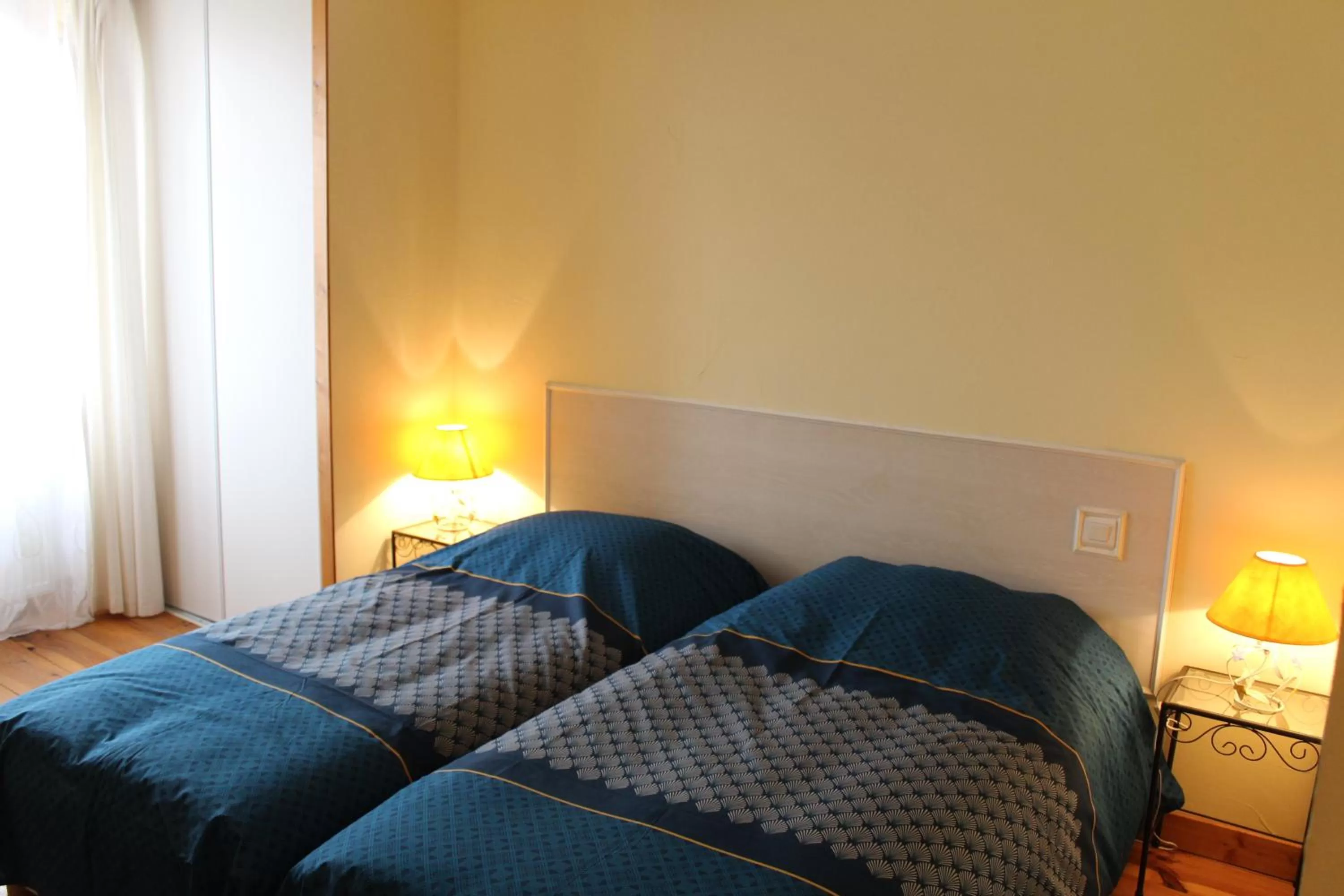 Photo of the whole room, Bed in COMME UN COQ EN PÂTE