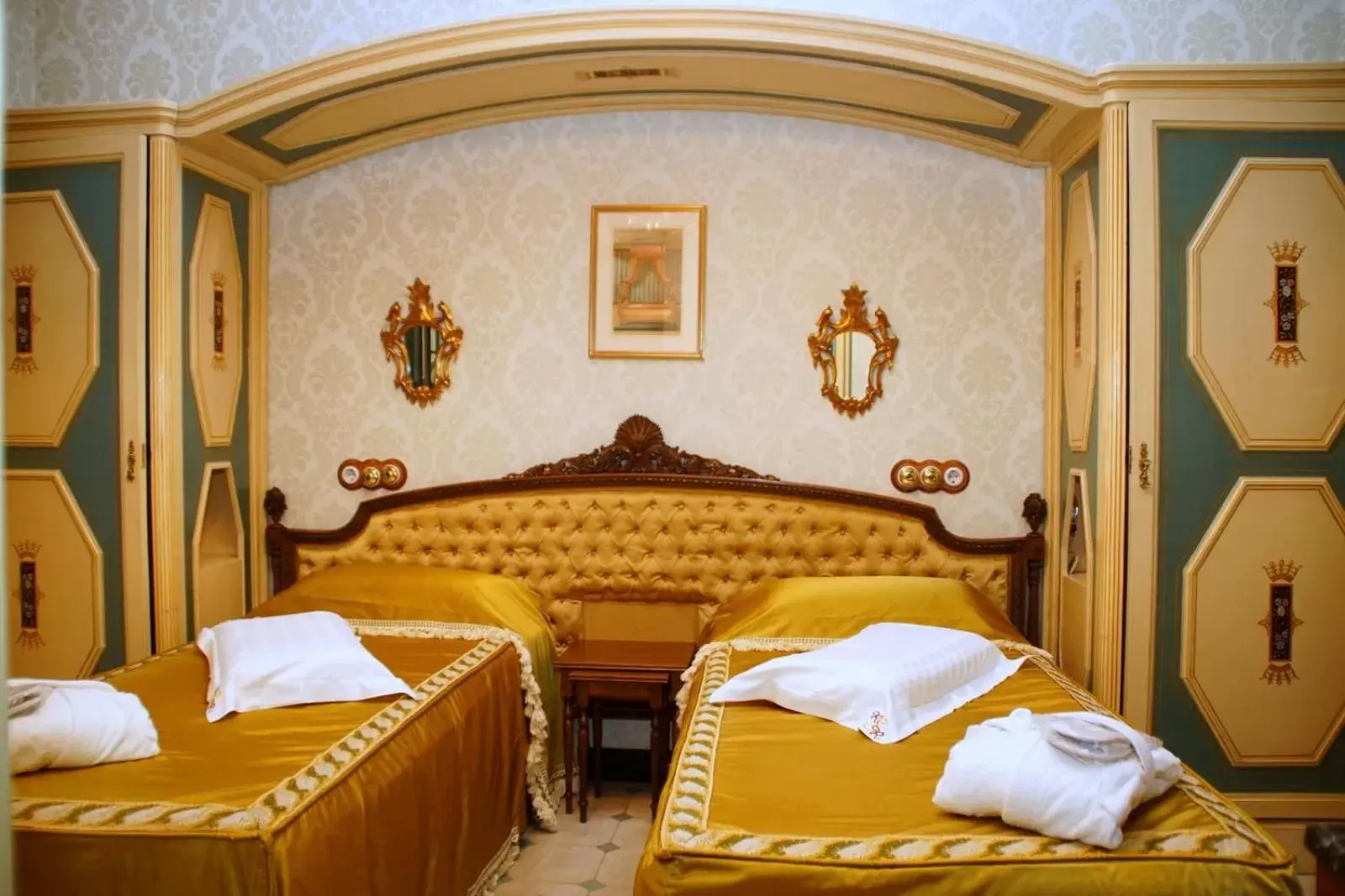 Photo of the whole room, Bed in Sitges Royal Rooms