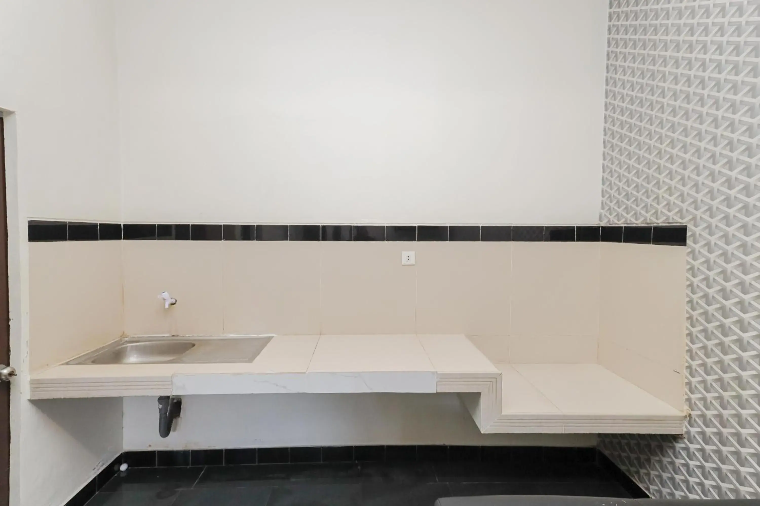 Bathroom in RedDoorz Syariah near Green Park Jatiwarna