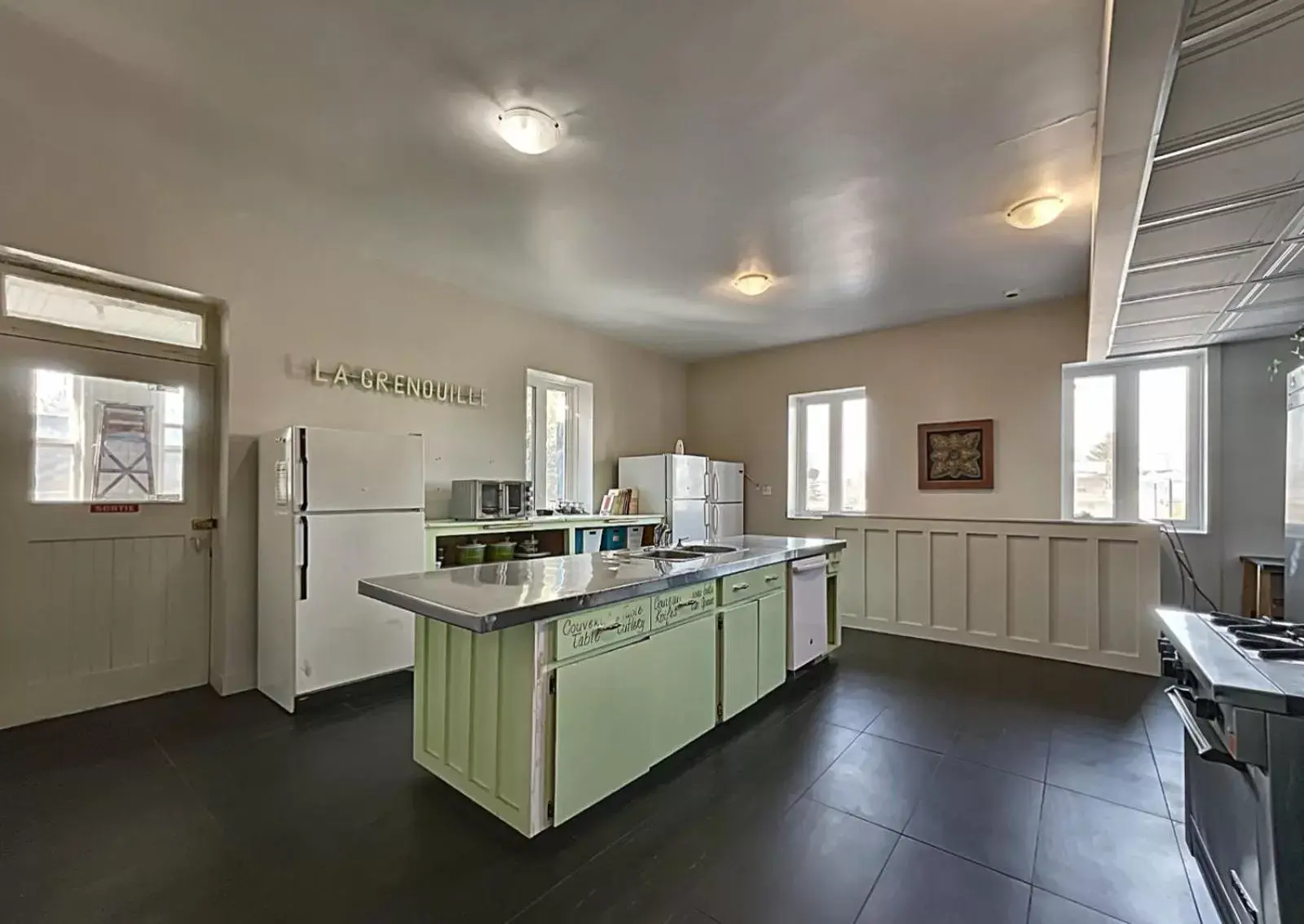 Communal kitchen, Kitchen/Kitchenette in Maison Zacharie