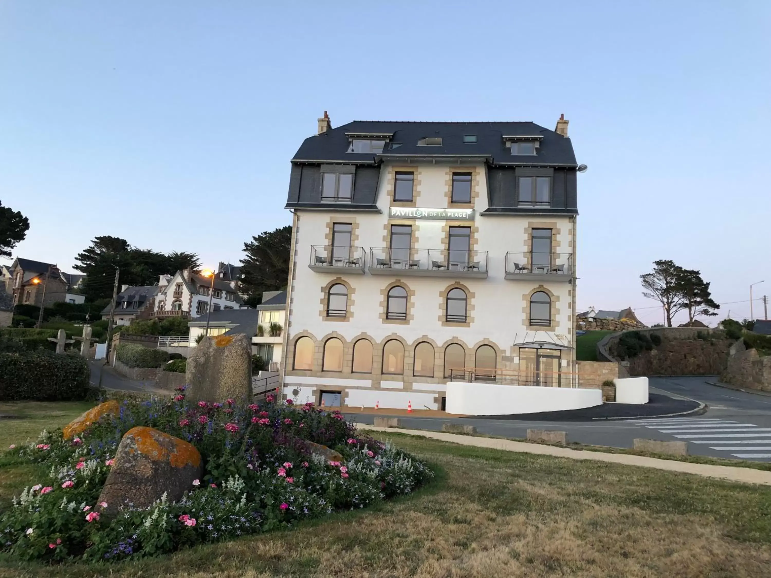 Facade/entrance, Property Building in Pavillon de la plage