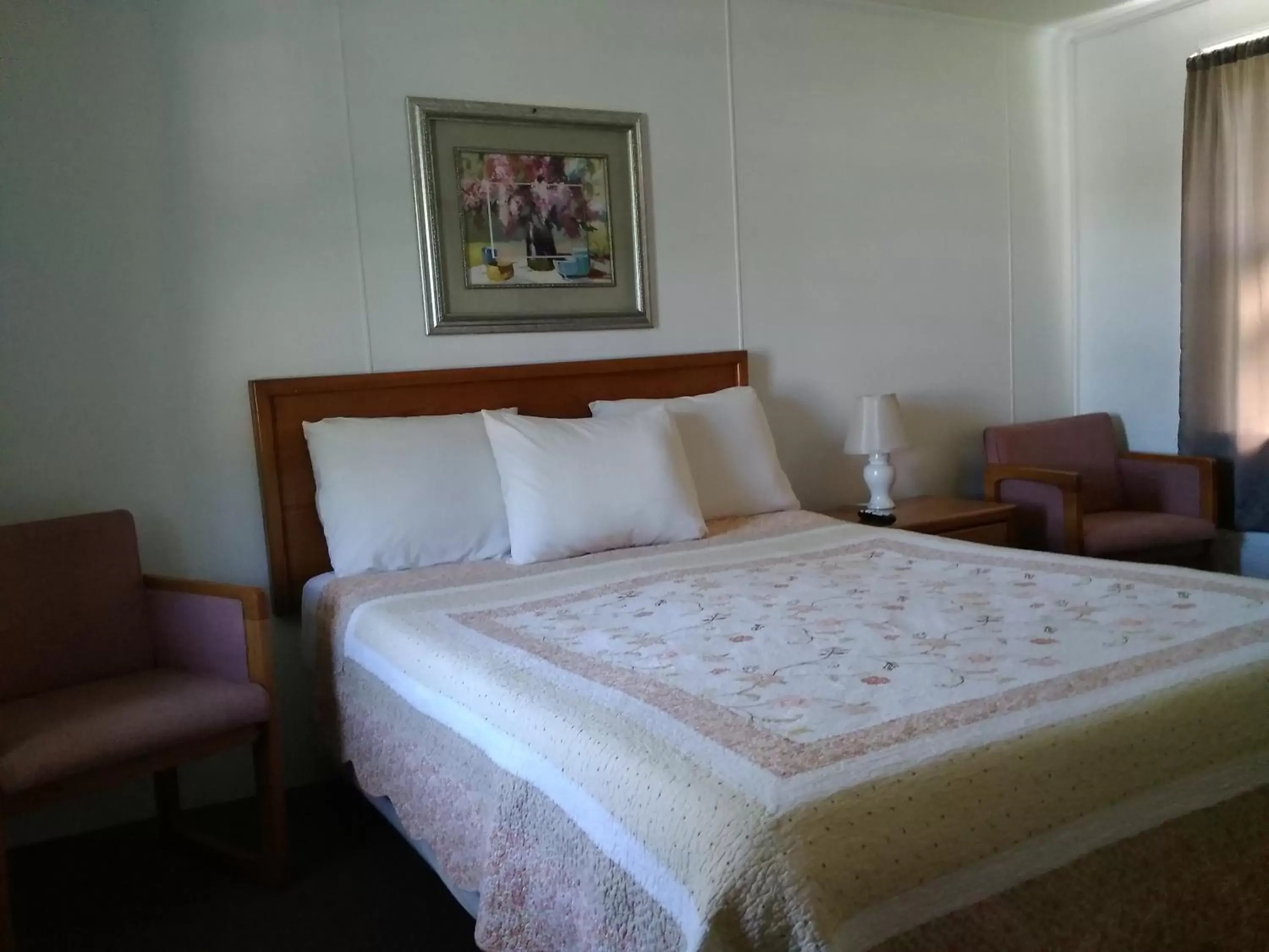 Bedroom, Bed in Clarketon Motel - Maggie Valley