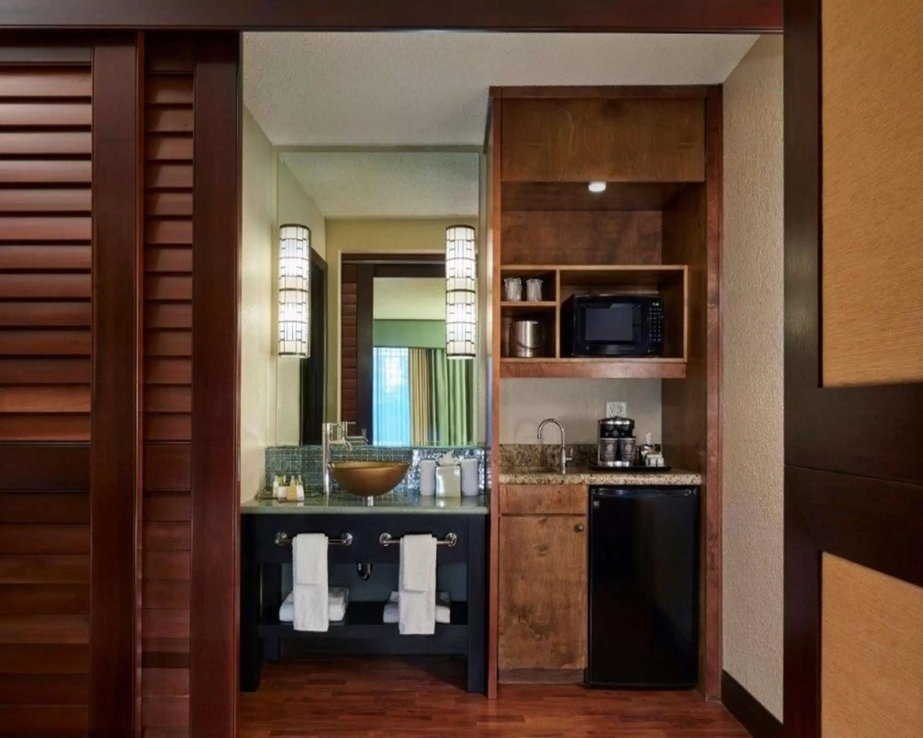Bathroom, Kitchen/Kitchenette in DoubleTree by Hilton Hotel Orlando at SeaWorld