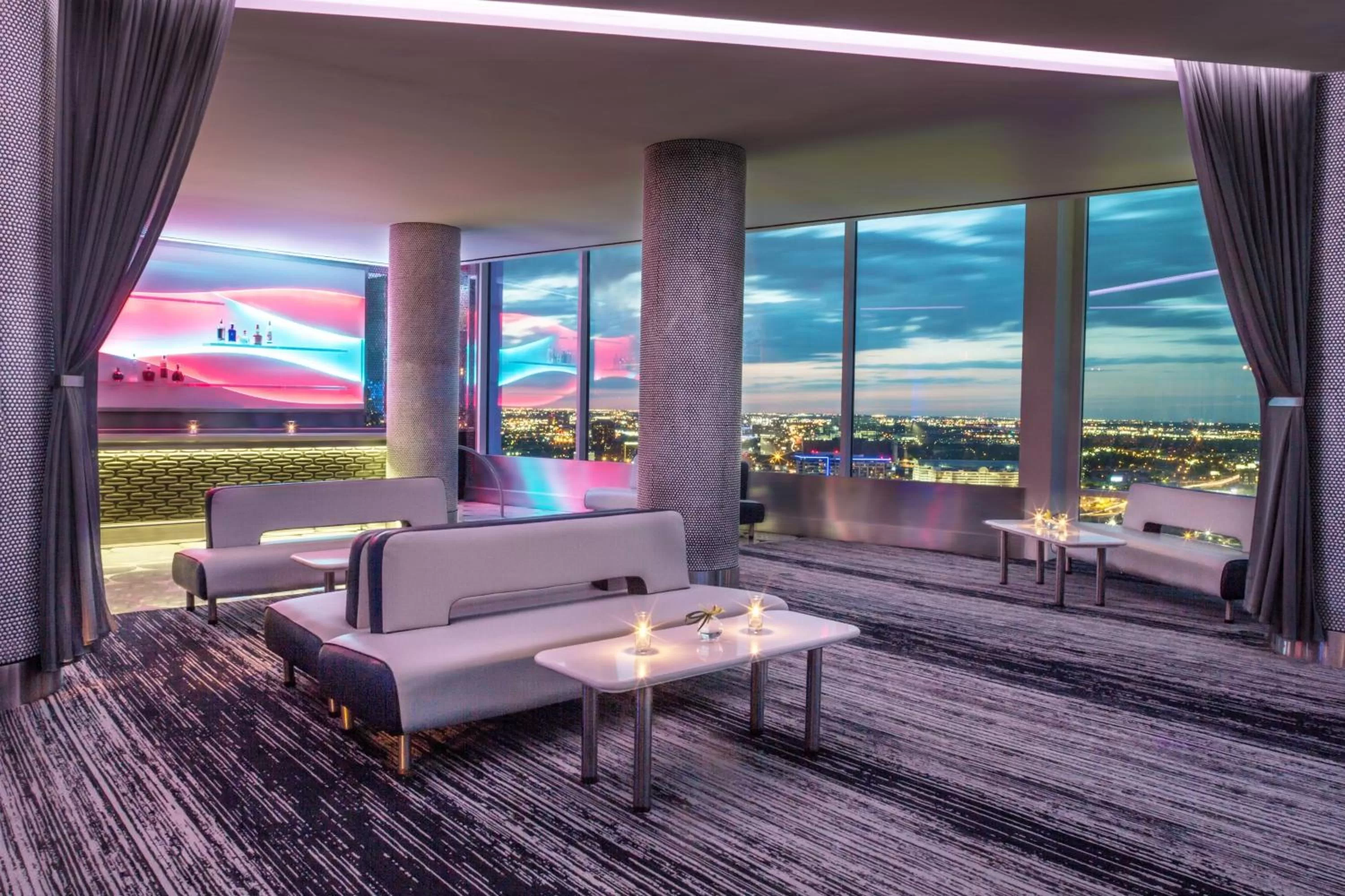 Lounge or bar in W Dallas