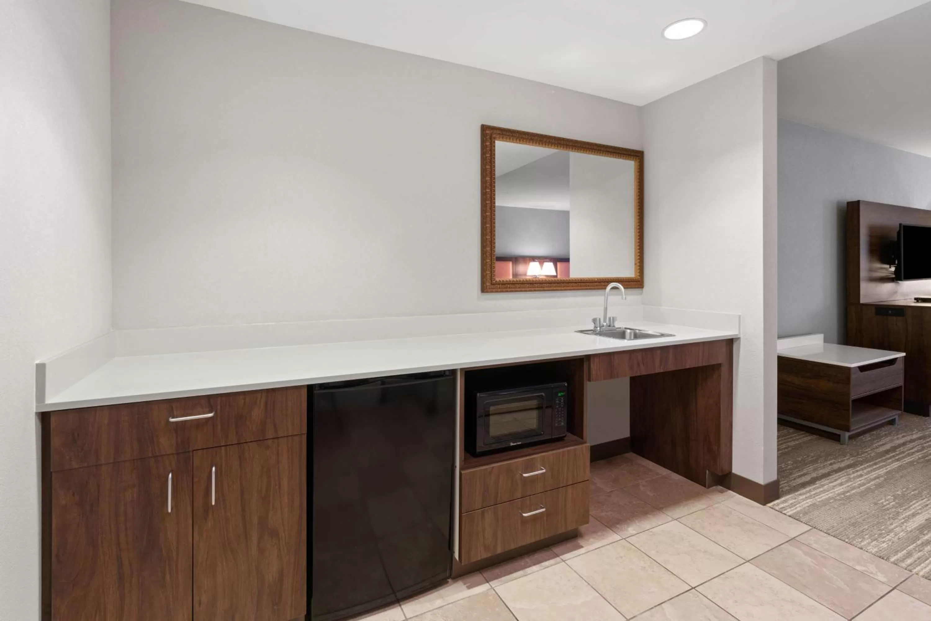 Kitchen or kitchenette in Hampton Inn & Suites Burlington