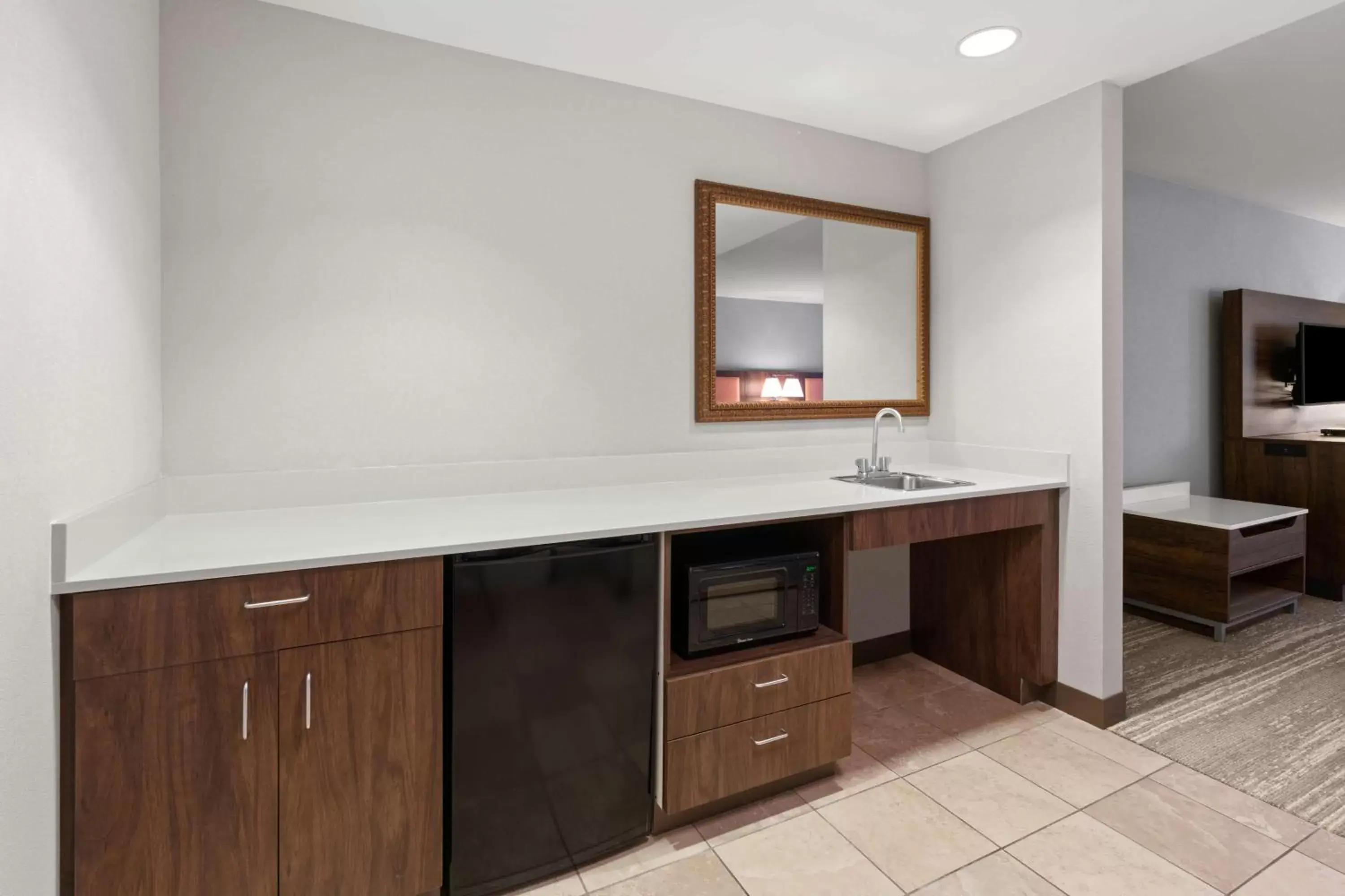 Kitchen or kitchenette, Bathroom in Hampton Inn & Suites Burlington