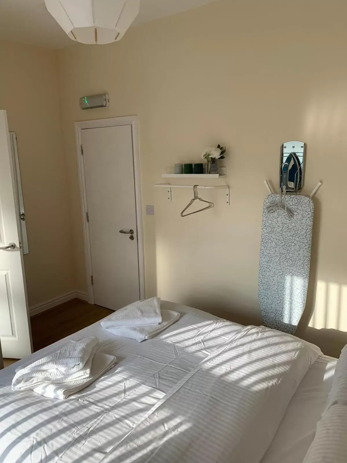 Double Room with Private Bathroom in Smeaton serviced Accommodation Double Room with Private Bathroom in Smeaton serviced Accommodation