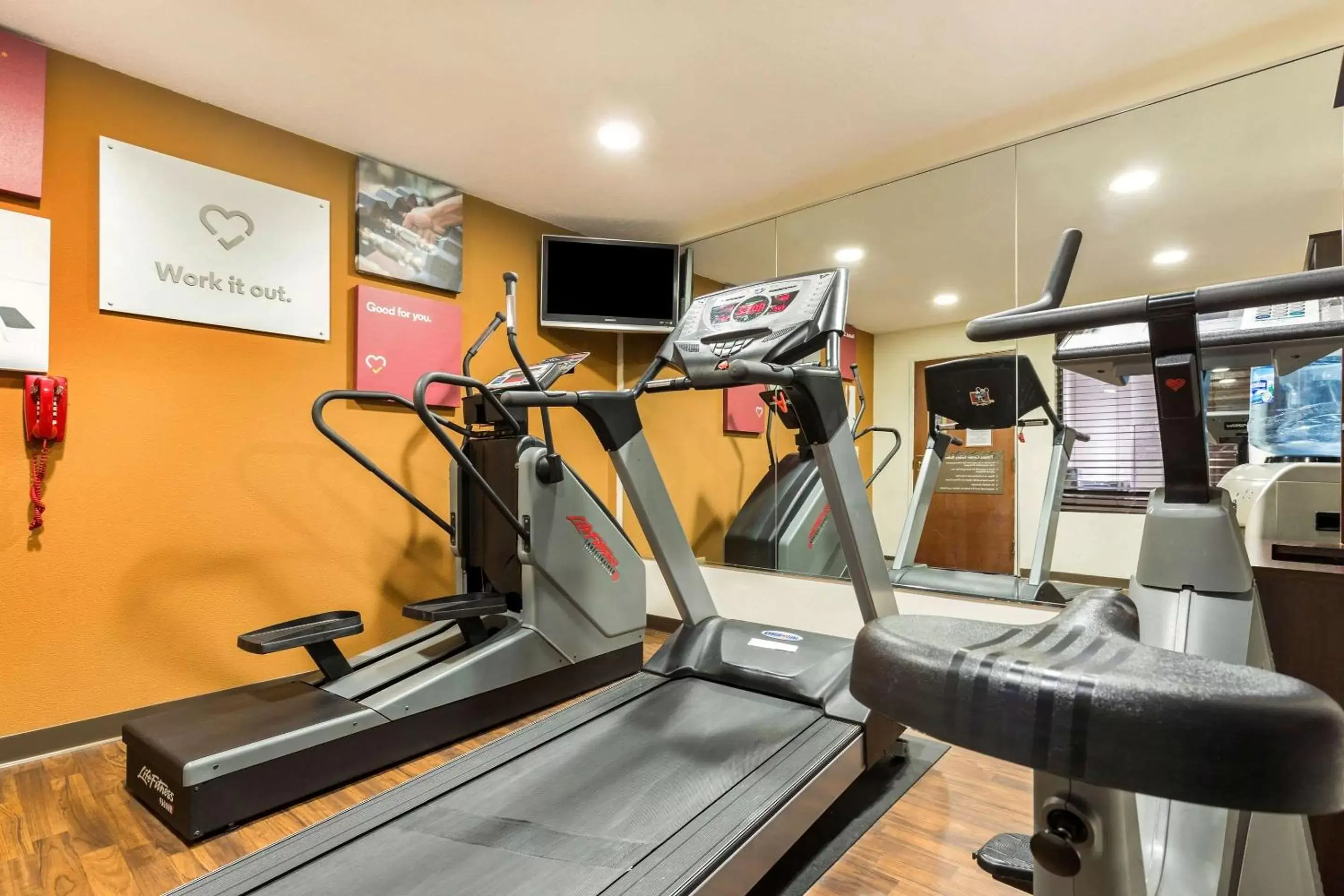 Fitness centre/facilities, Fitness Center/Facilities in Comfort Suites near I-80 and I-94