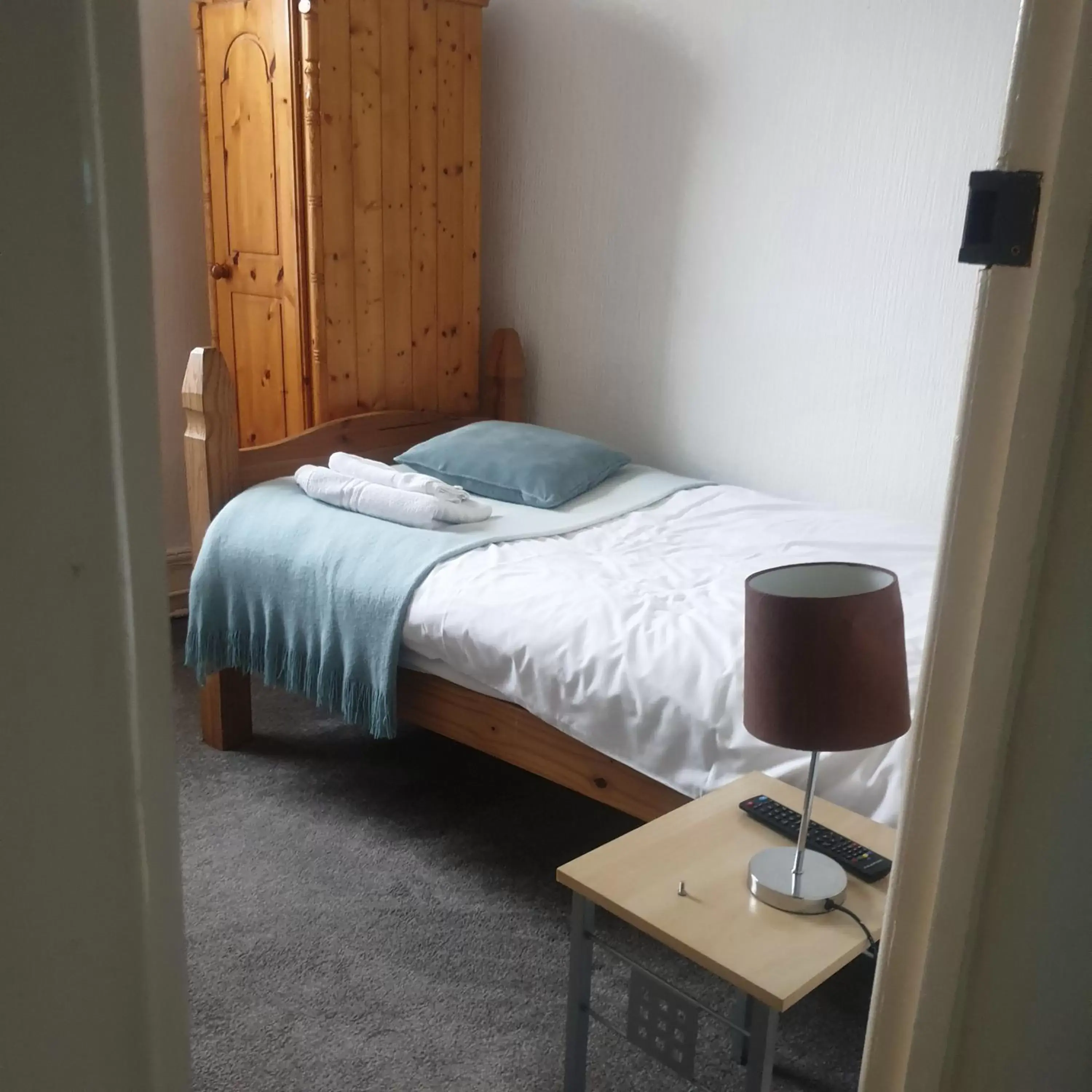 Photo of the whole room, Bed in THE WHEATSHEAF INN